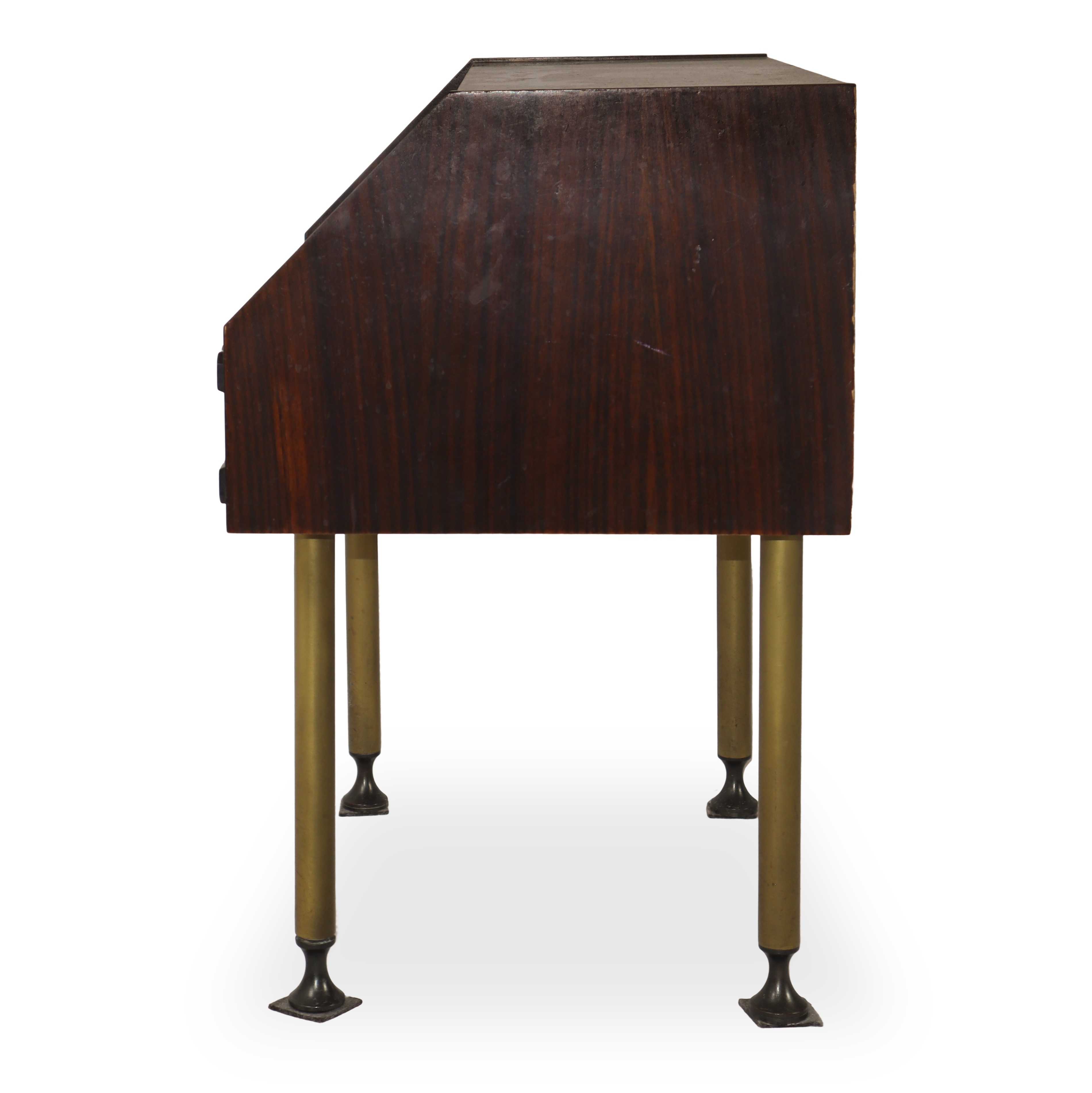 Coppia di comodini in legno di palissandro con riporti in tessuto rosso e pomelli e piedi in otto...