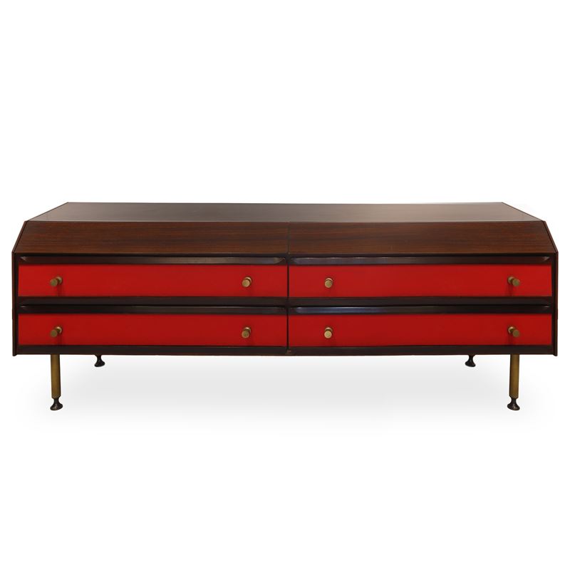 Cassettiera in legno di palissandro con riporti in tessuto rosso e pomelli e piedi in ottone