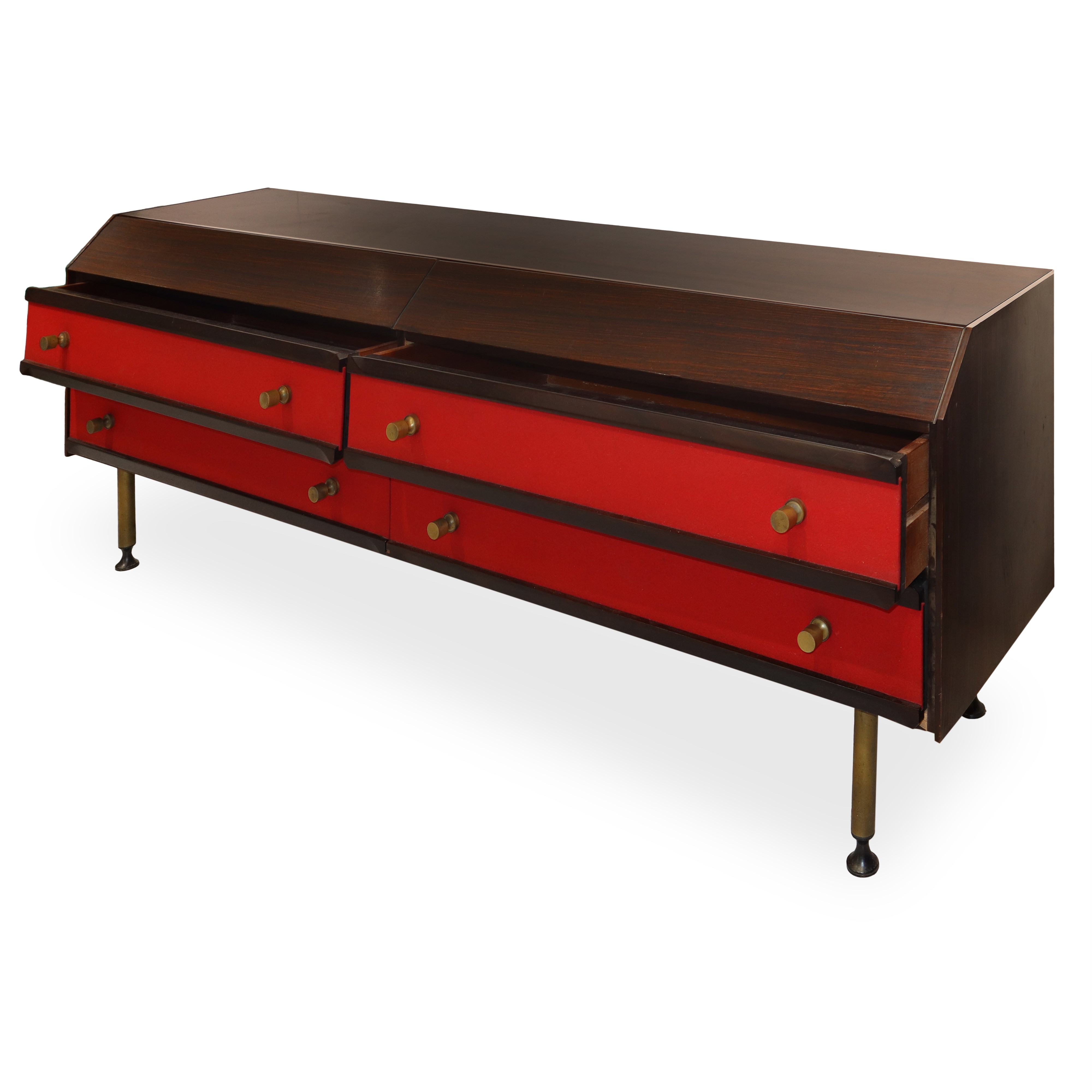 Cassettiera in legno di palissandro con riporti in tessuto rosso e pomelli e piedi in ottone