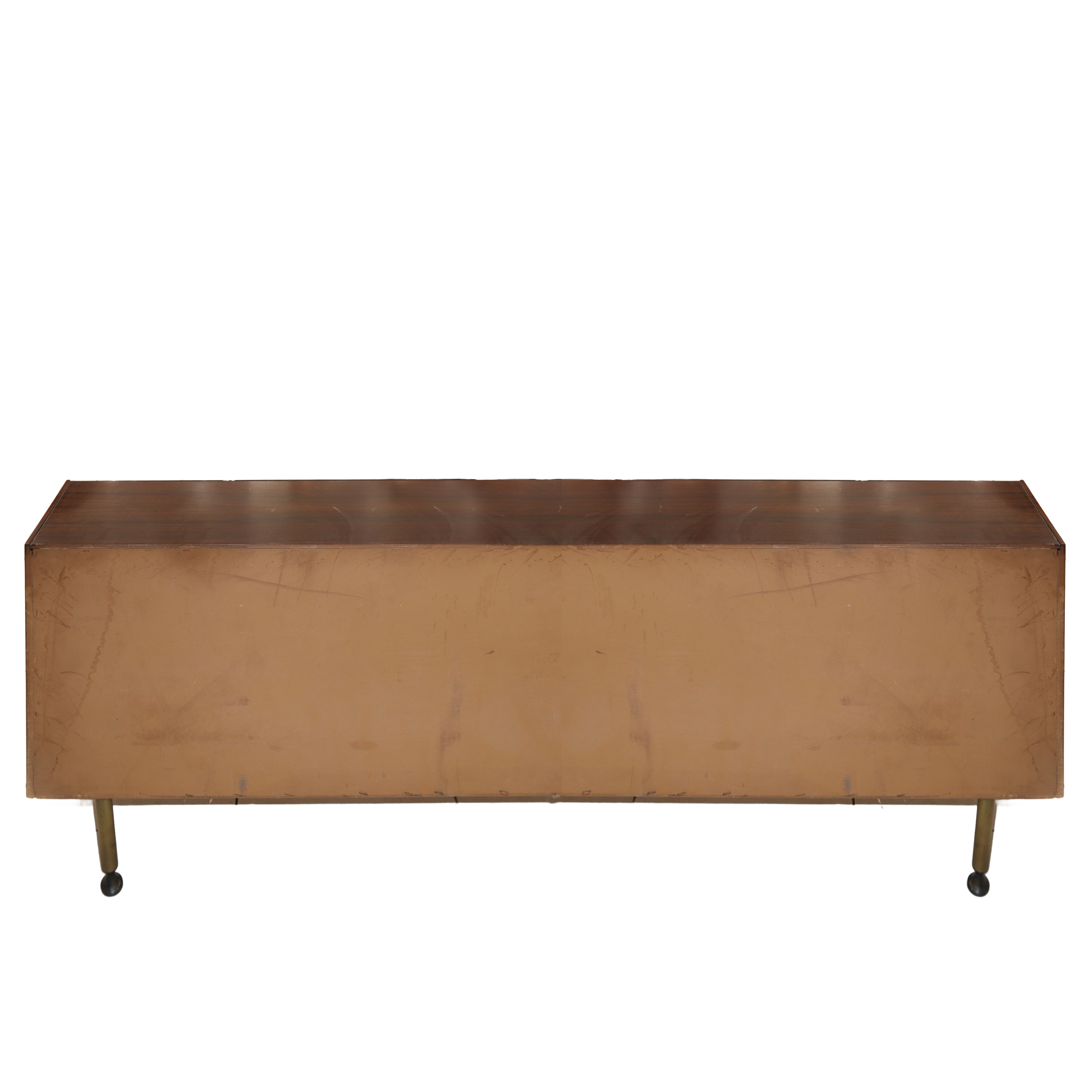 Cassettiera in legno di palissandro con riporti in tessuto rosso e pomelli e piedi in ottone