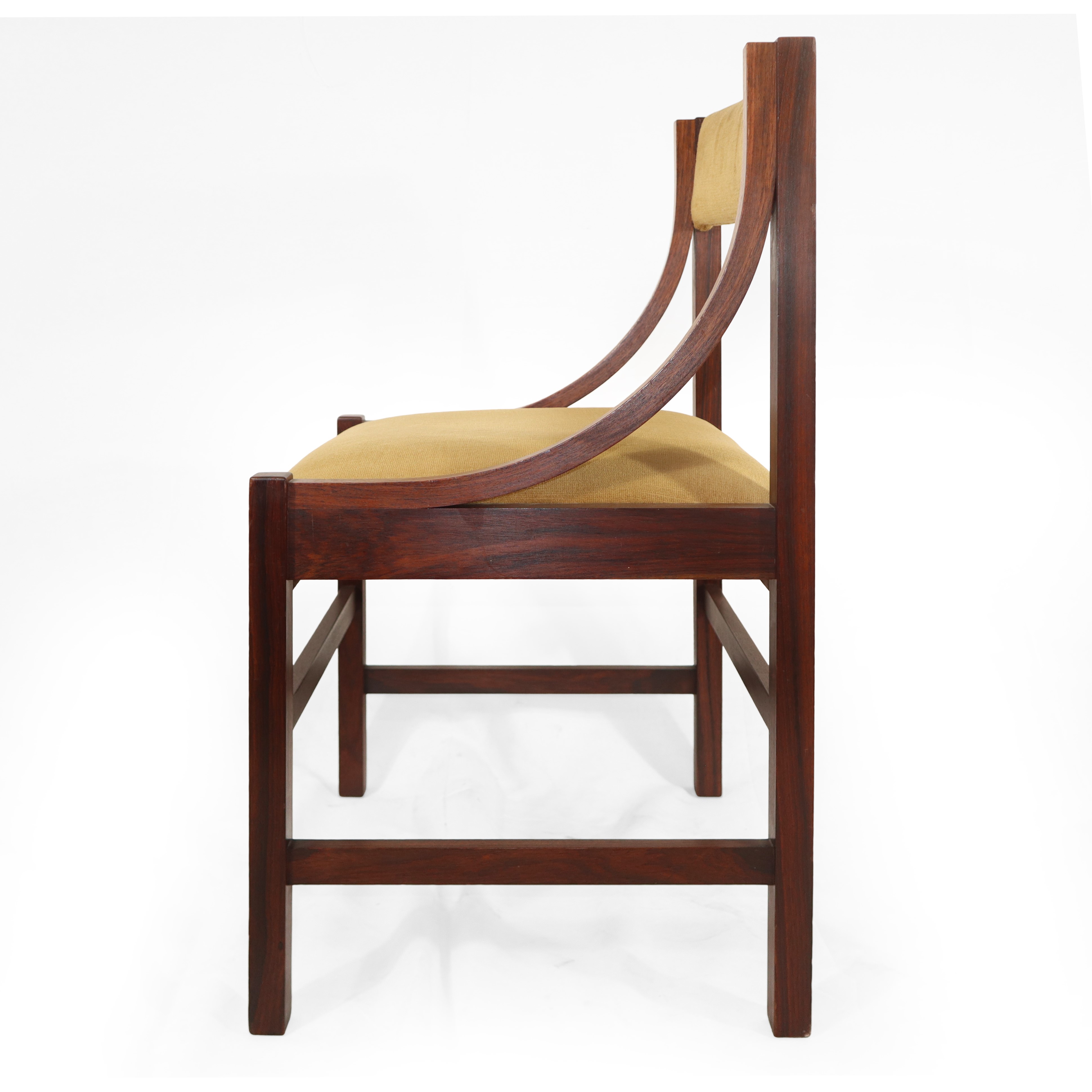 Tavolo in teak dotato di 4 sedie con tappezzeria beige