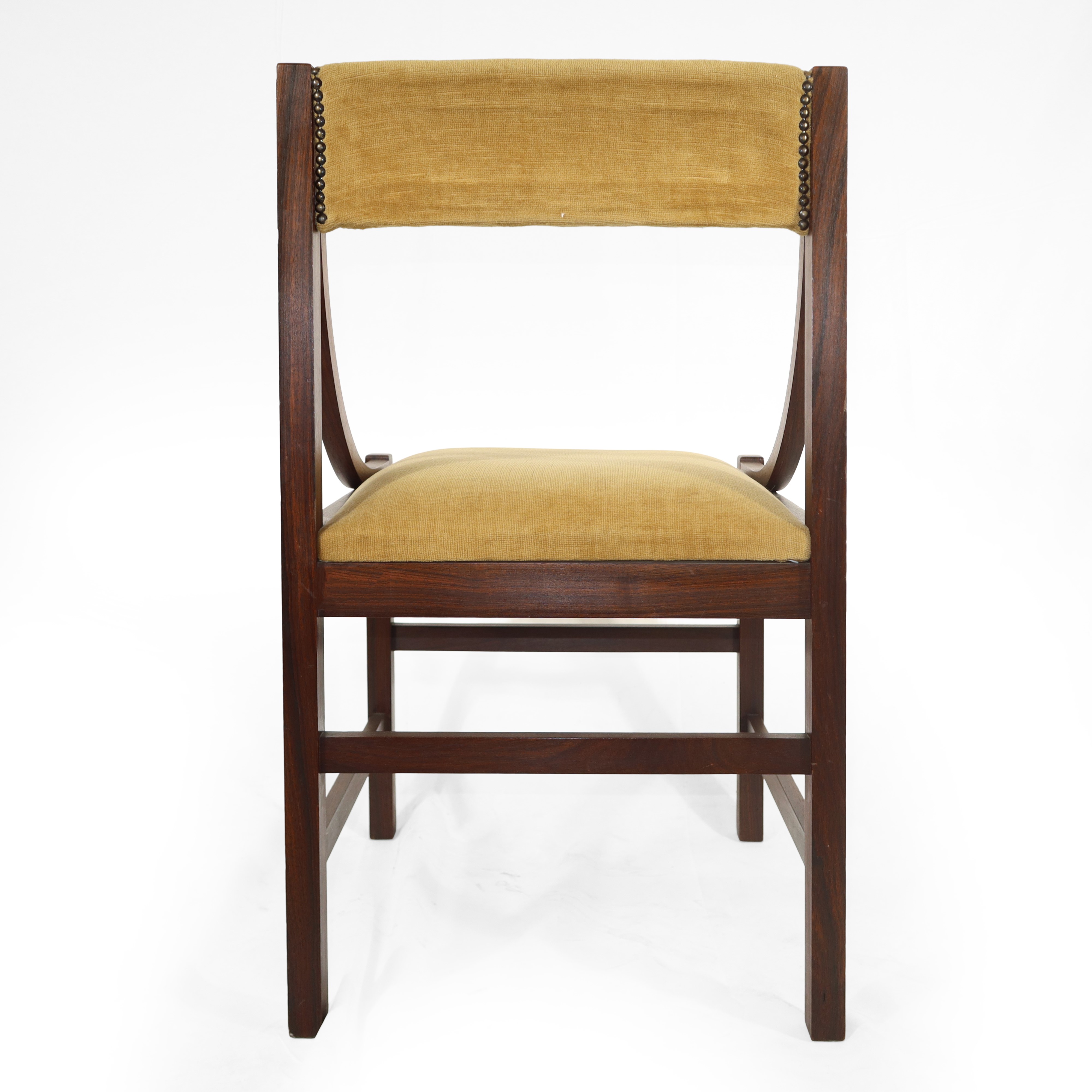 Tavolo in teak dotato di 4 sedie con tappezzeria beige