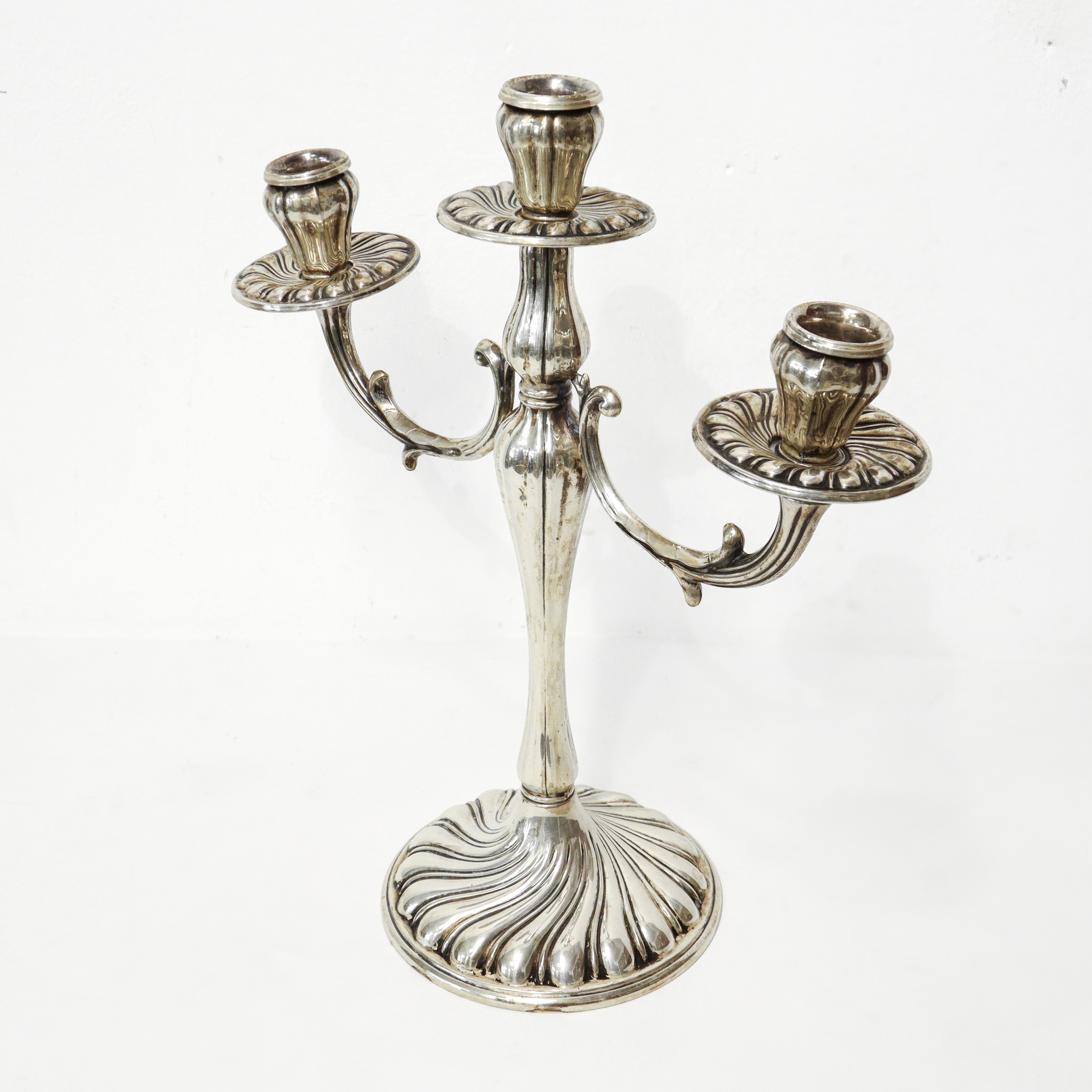 Coppia di candelieri a tre luci in argento