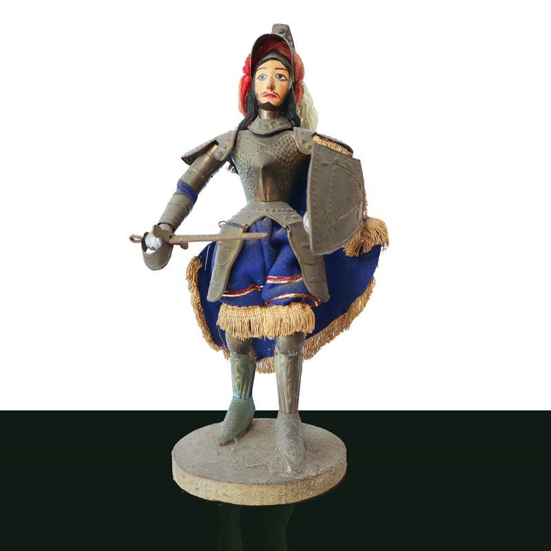 Pupo siciliano con abito in stoffa e armatura in metallo sbalzato e base in legno