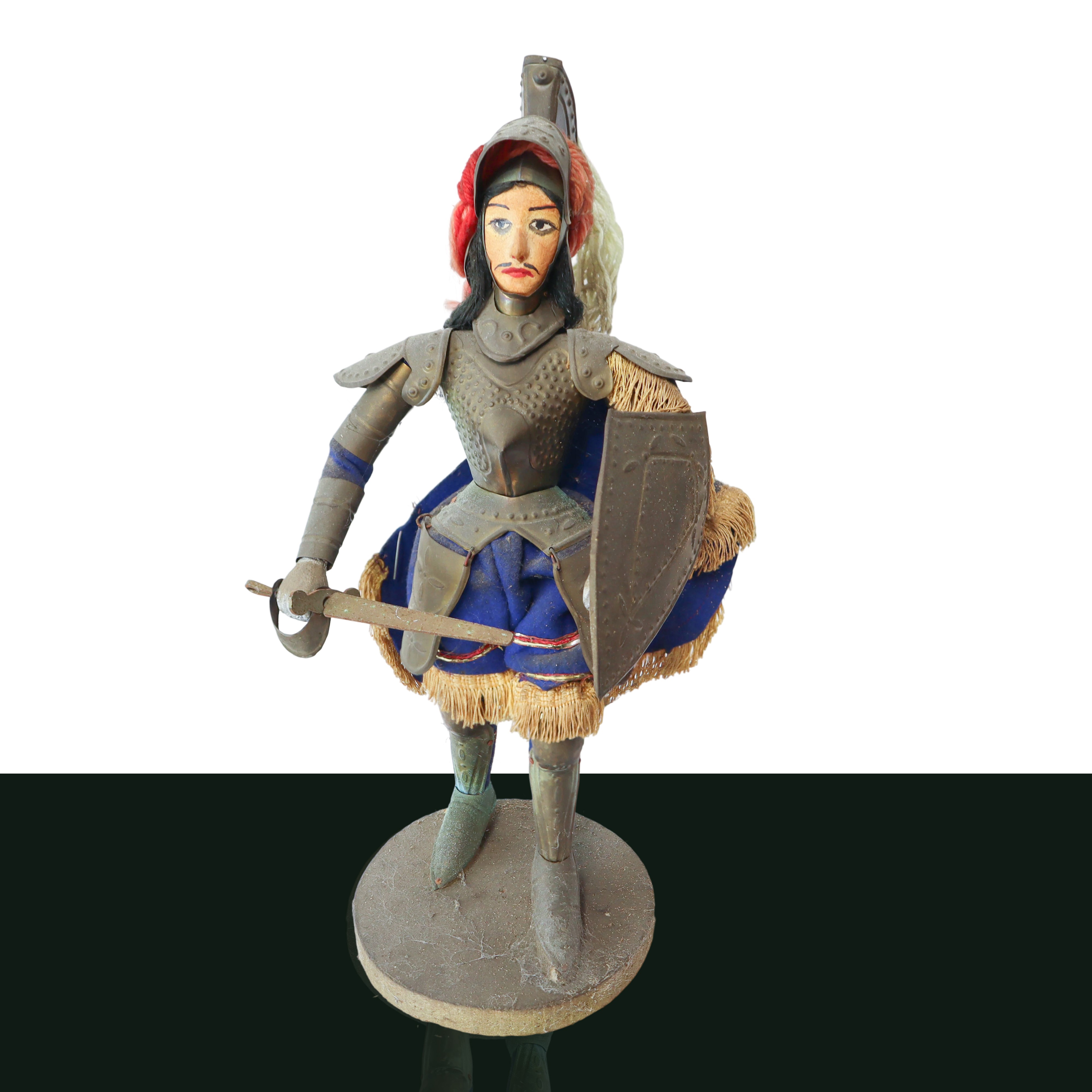 Pupo siciliano con abito in stoffa e armatura in metallo sbalzato e base in legno