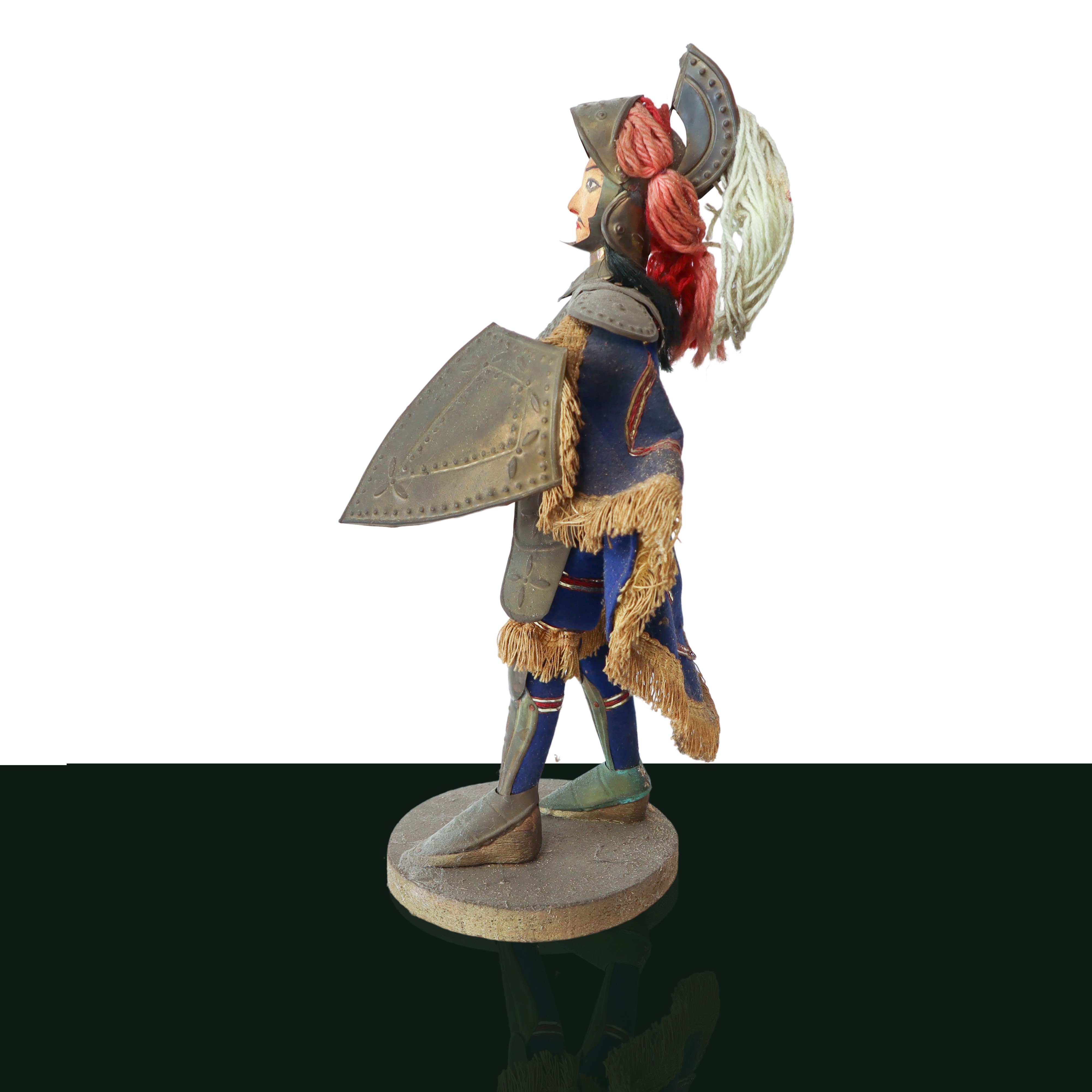 Pupo siciliano con abito in stoffa e armatura in metallo sbalzato e base in legno