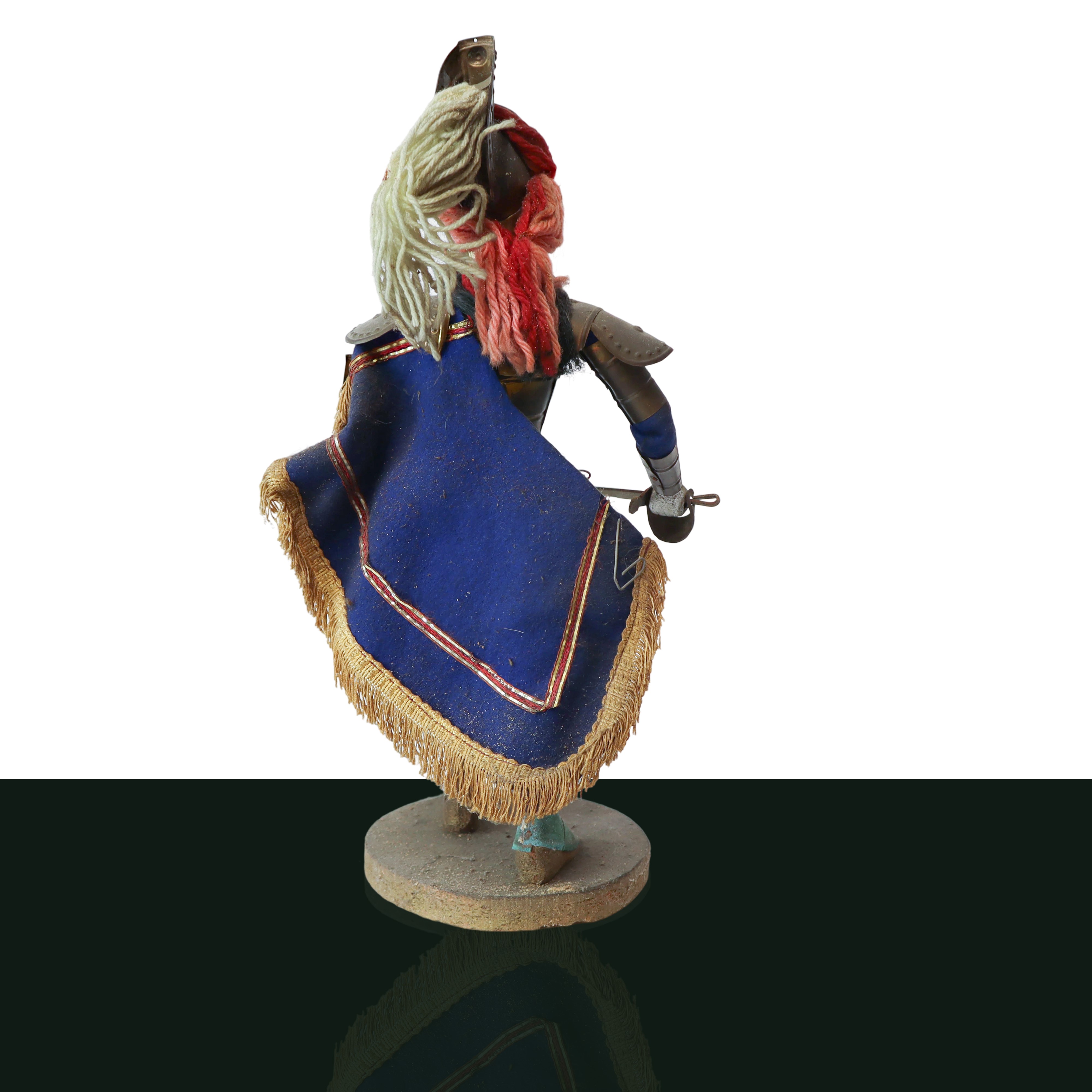 Pupo siciliano con abito in stoffa e armatura in metallo sbalzato e base in legno