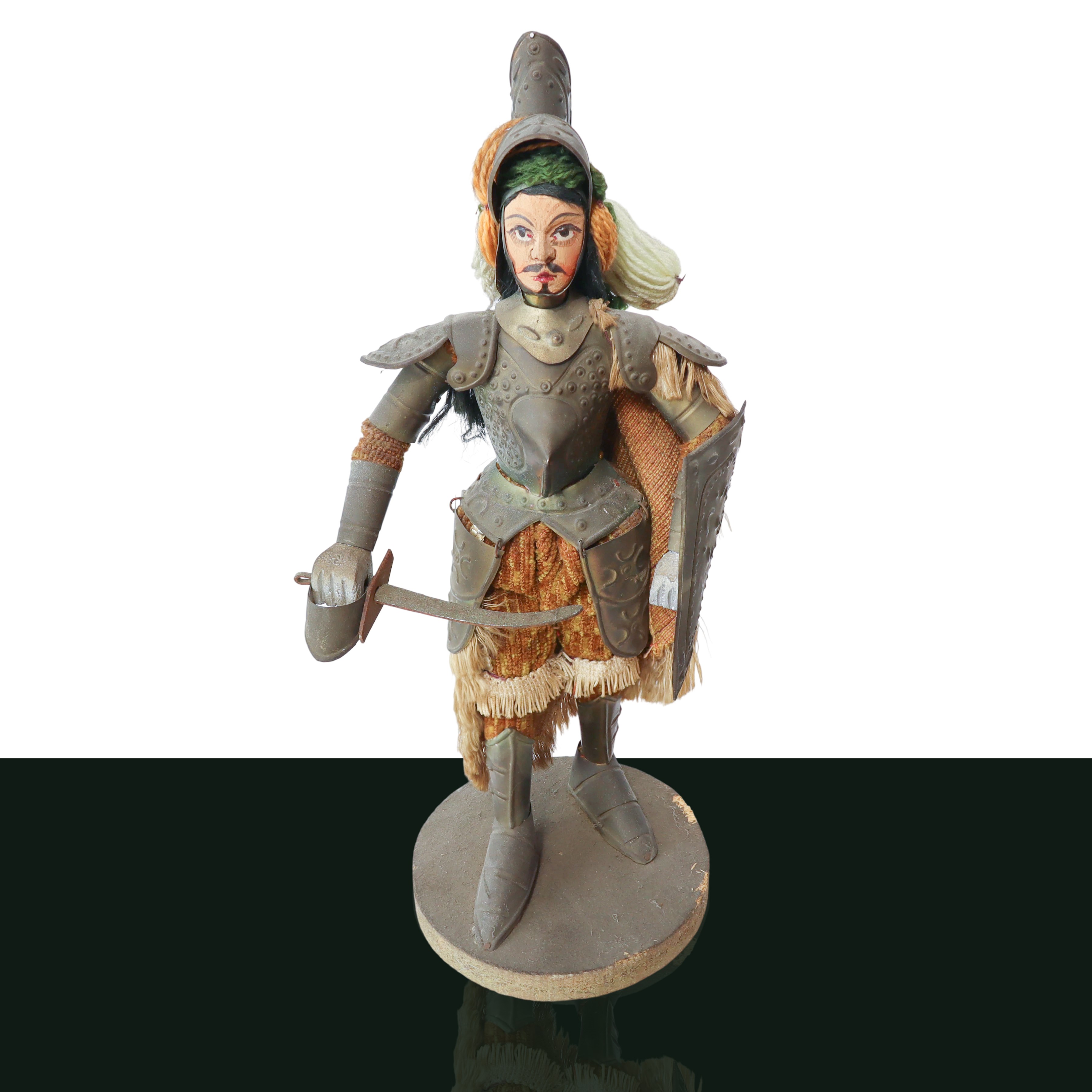 Pupo siciliano con abito in stoffa e armatura in metallo sbalzato e base in legno