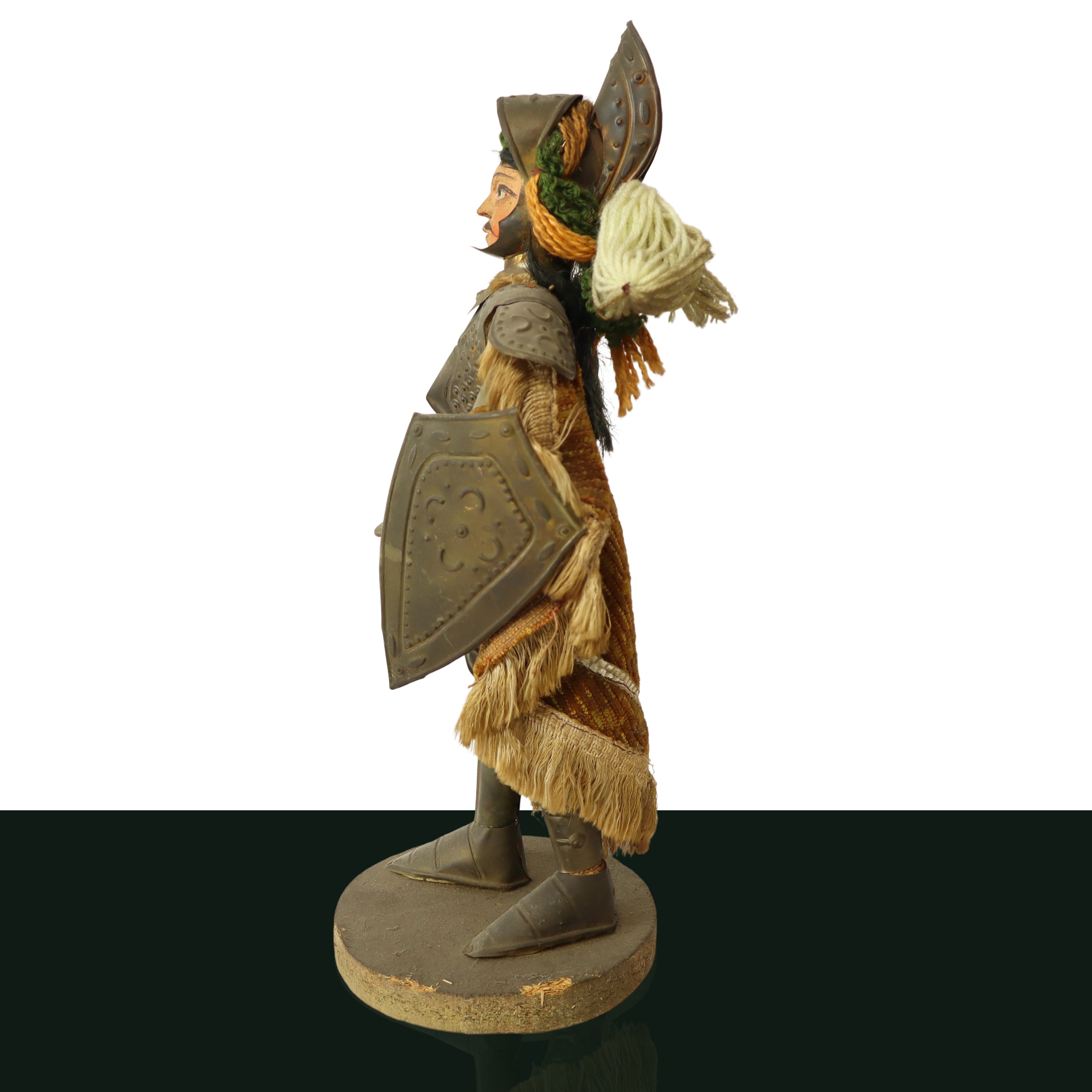 Pupo siciliano con abito in stoffa e armatura in metallo sbalzato e base in legno