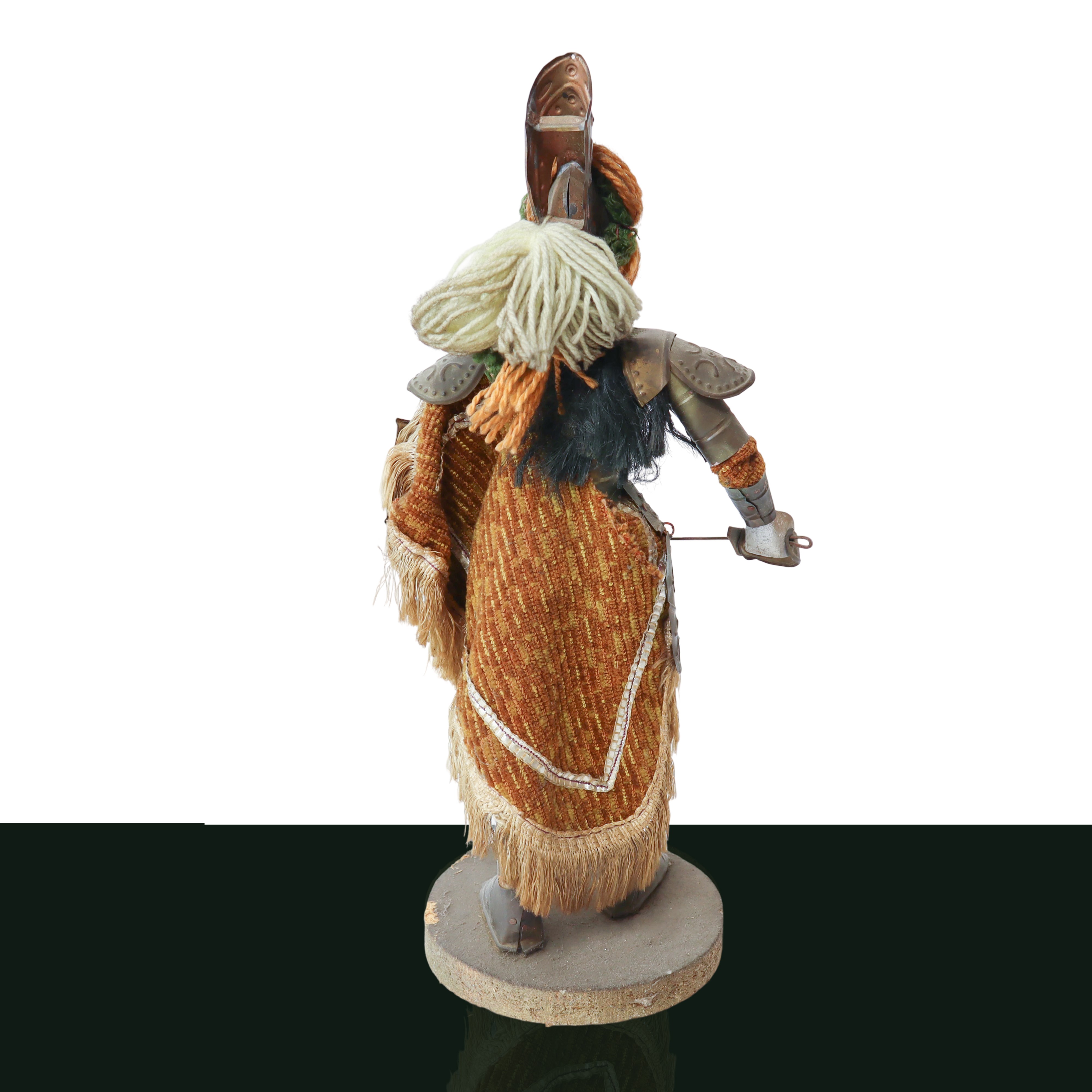 Pupo siciliano con abito in stoffa e armatura in metallo sbalzato e base in legno