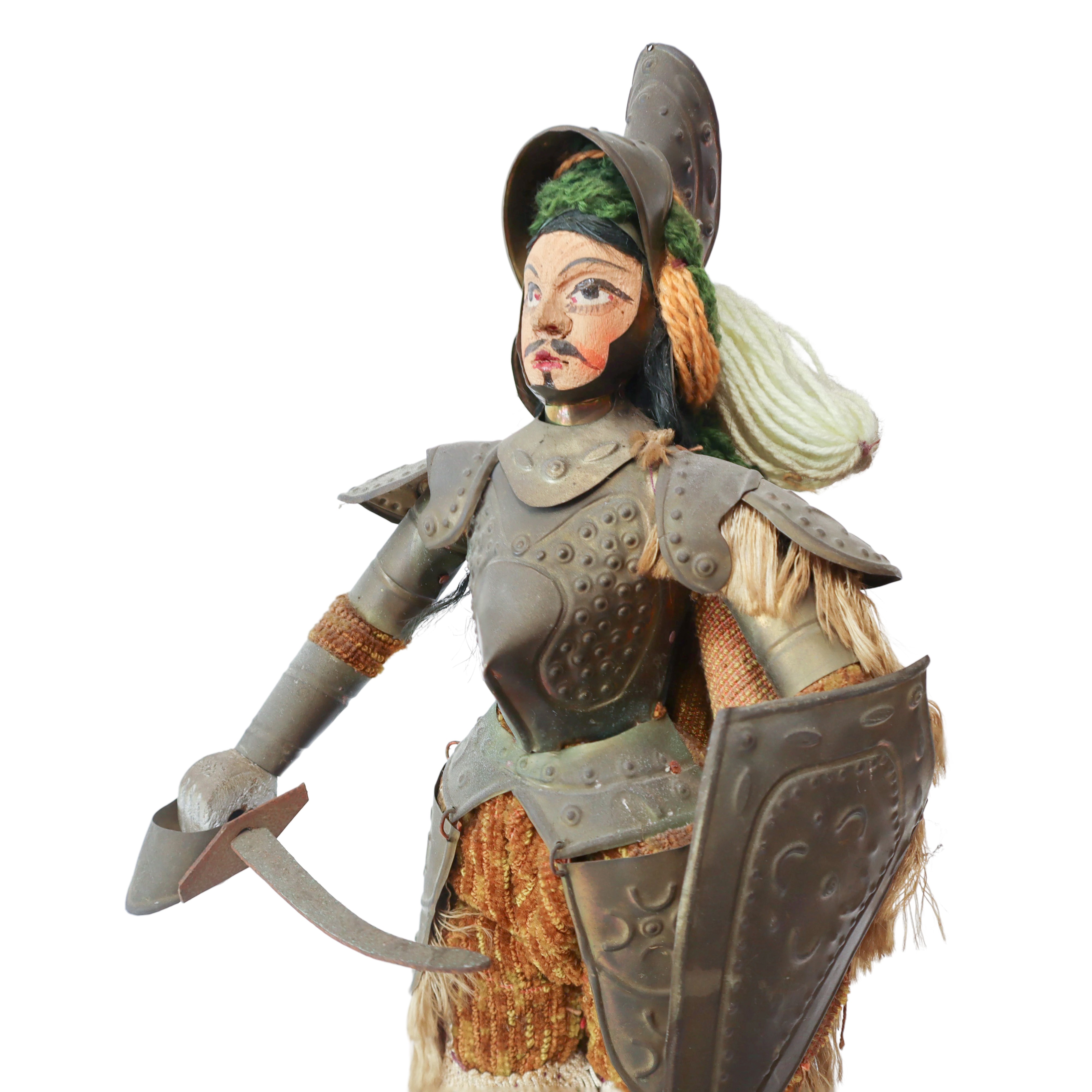 Pupo siciliano con abito in stoffa e armatura in metallo sbalzato e base in legno