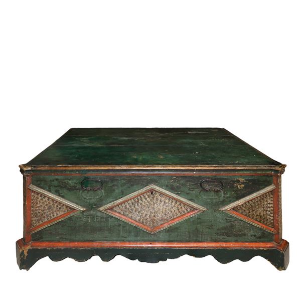 Green lacquered and painted curula