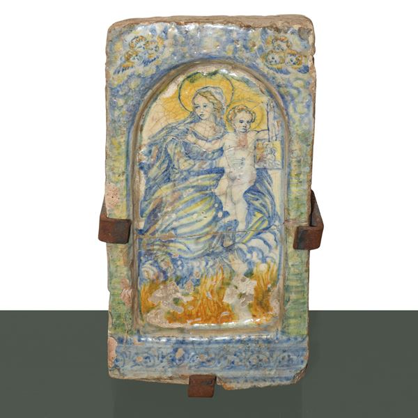 Madonna con bambino entro lunetta con zefiri in testa, mattone dipinto in maiolica di Caltagirone policroma invetriata