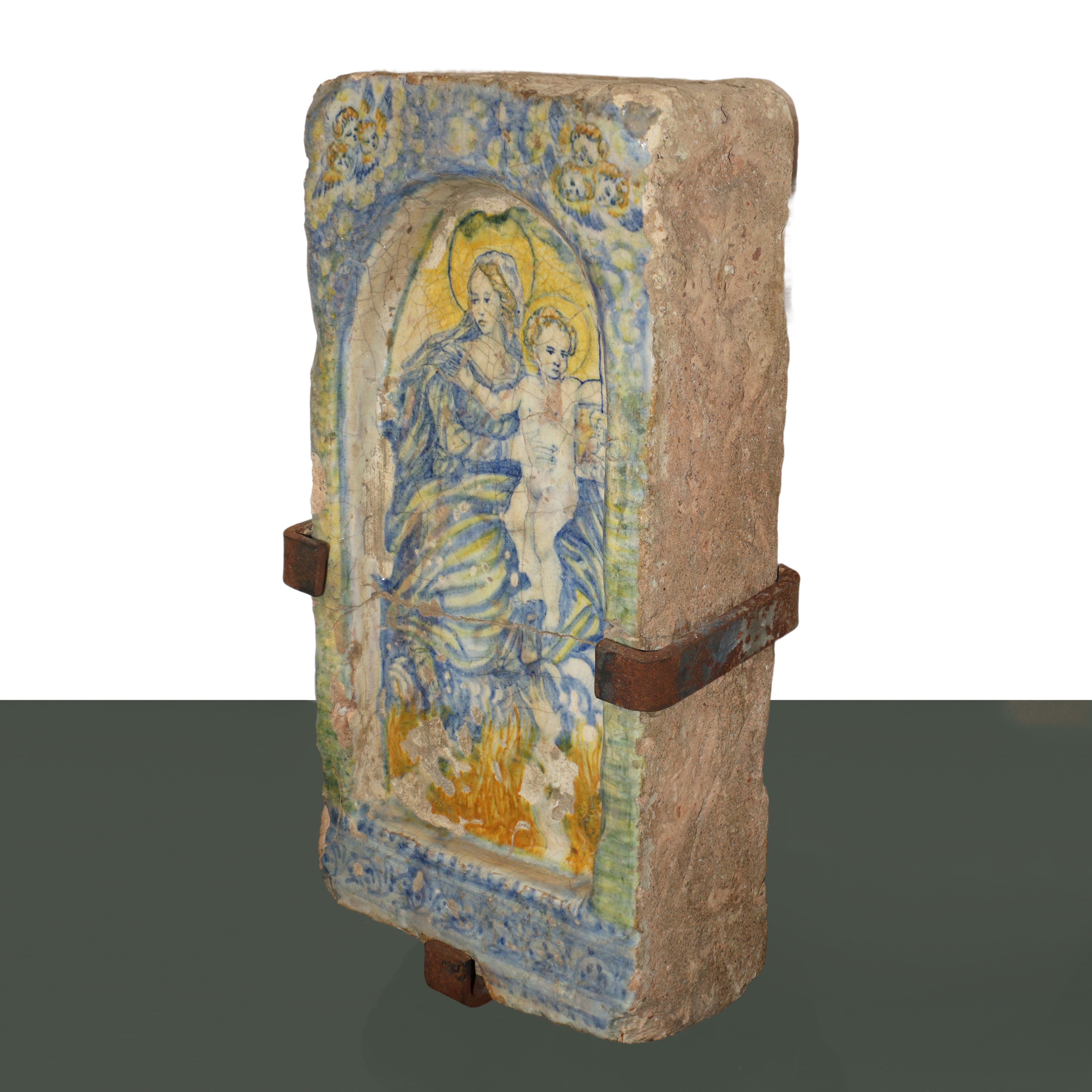 Madonna con bambino entro lunetta con zefiri in testa, mattone dipinto in maiolica di Caltagirone...