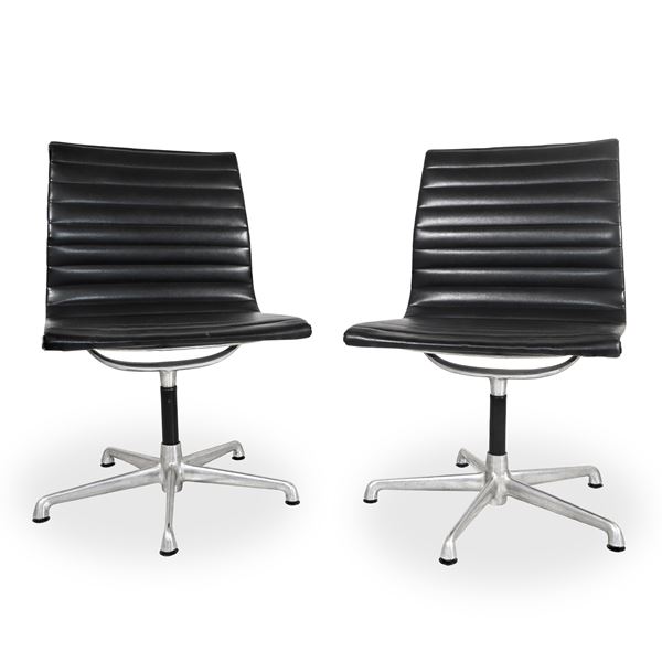 ICF  Charles &amp; Ray Eames - Coppia di poltrone da ufficio modello EA117  in pelle nera con struttura in metallo cromato