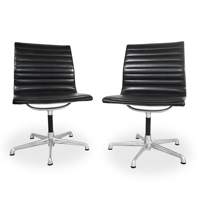 Coppia di poltrone da ufficio modello EA117 in pelle nera con struttura in metallo cromato