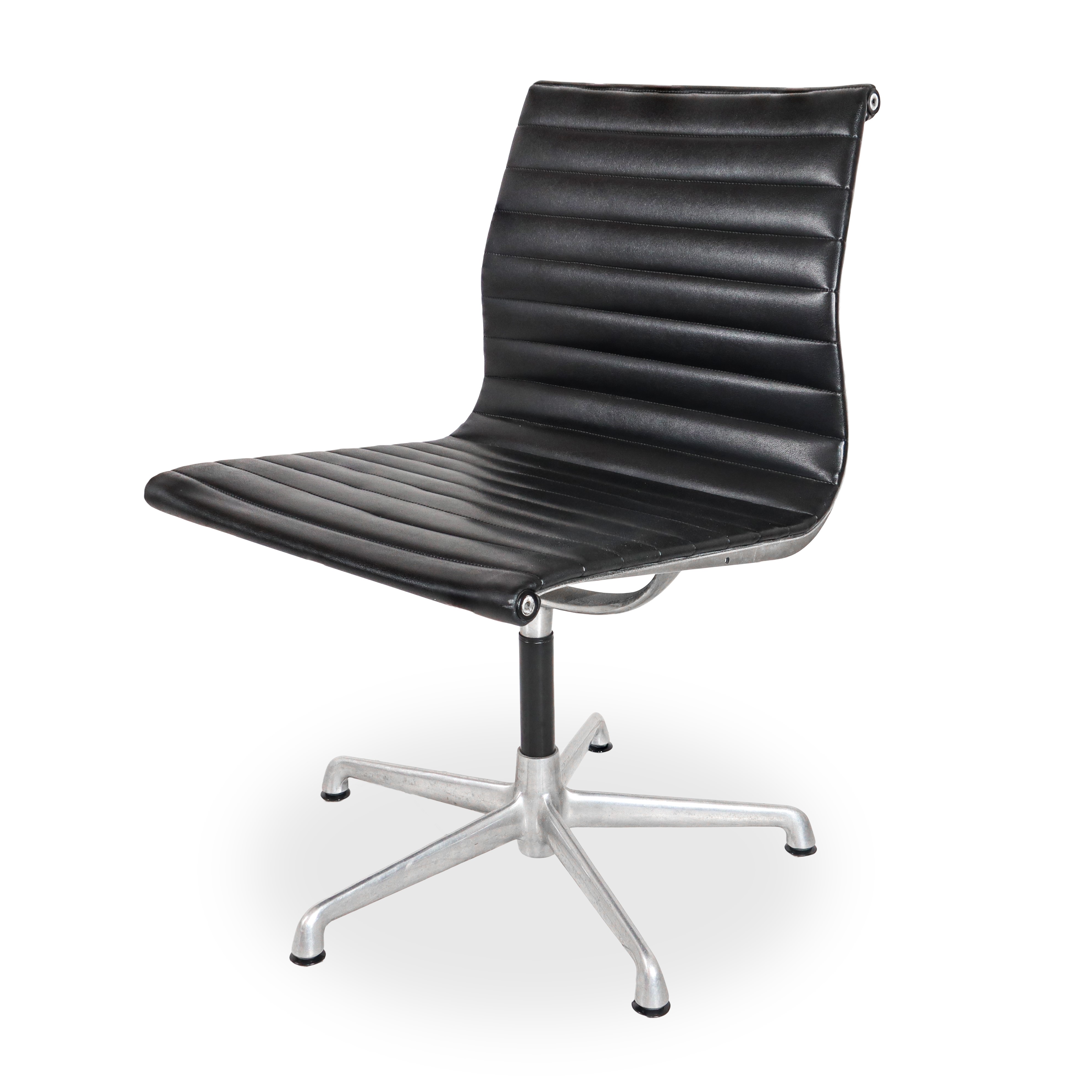 Coppia di poltrone da ufficio modello EA117 in pelle nera con struttura in metallo cromato