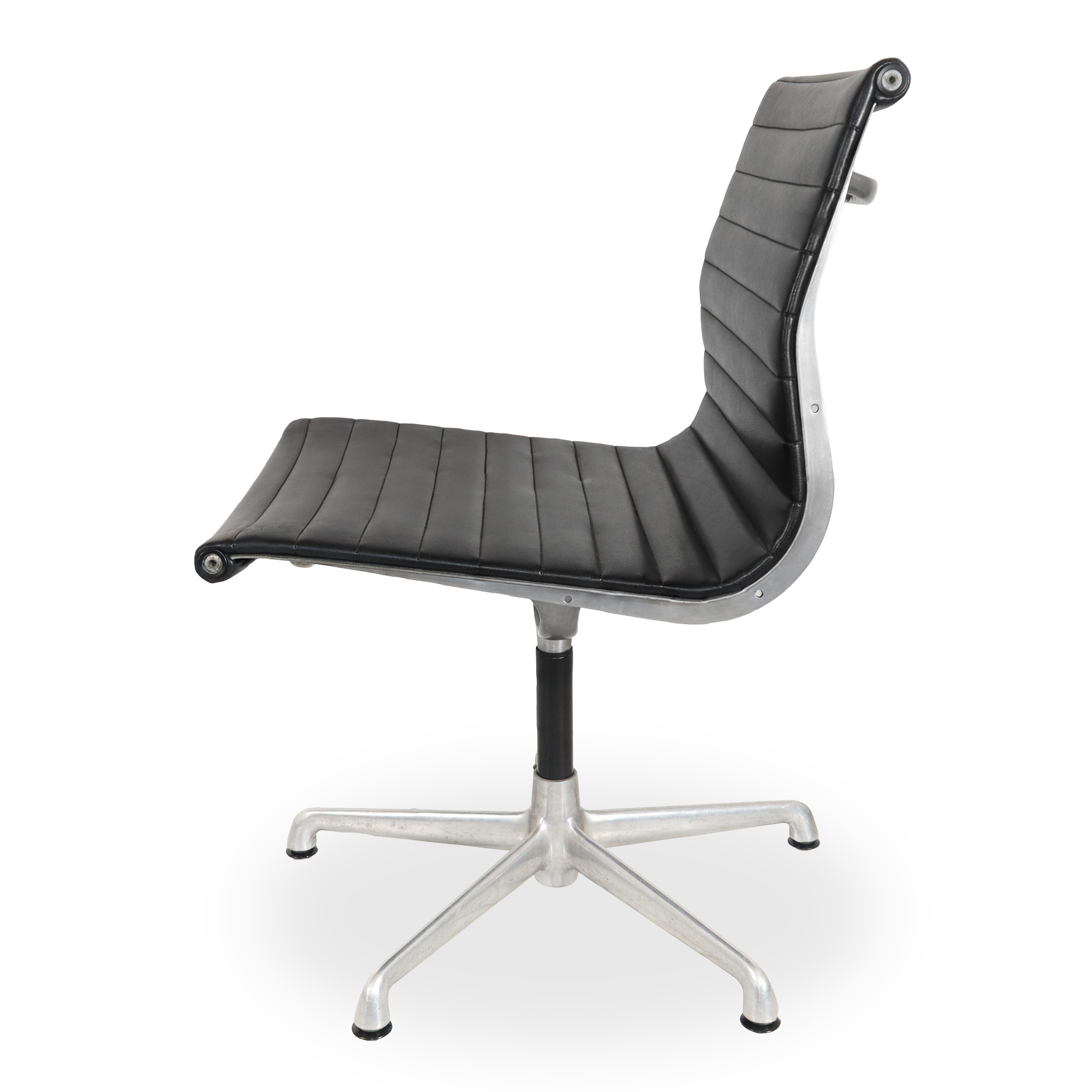 Coppia di poltrone da ufficio modello EA117 in pelle nera con struttura in metallo cromato