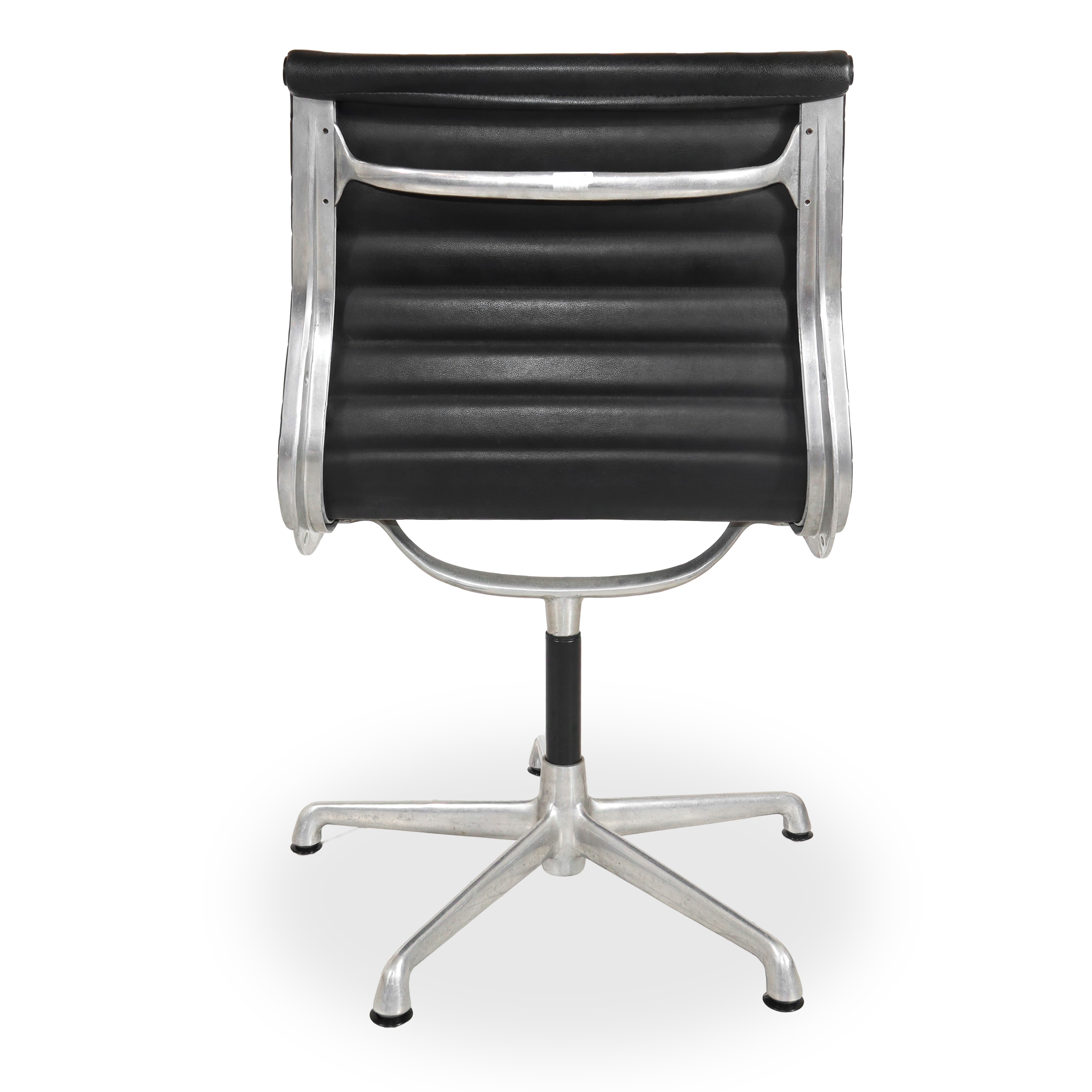 Coppia di poltrone da ufficio modello EA117 in pelle nera con struttura in metallo cromato
