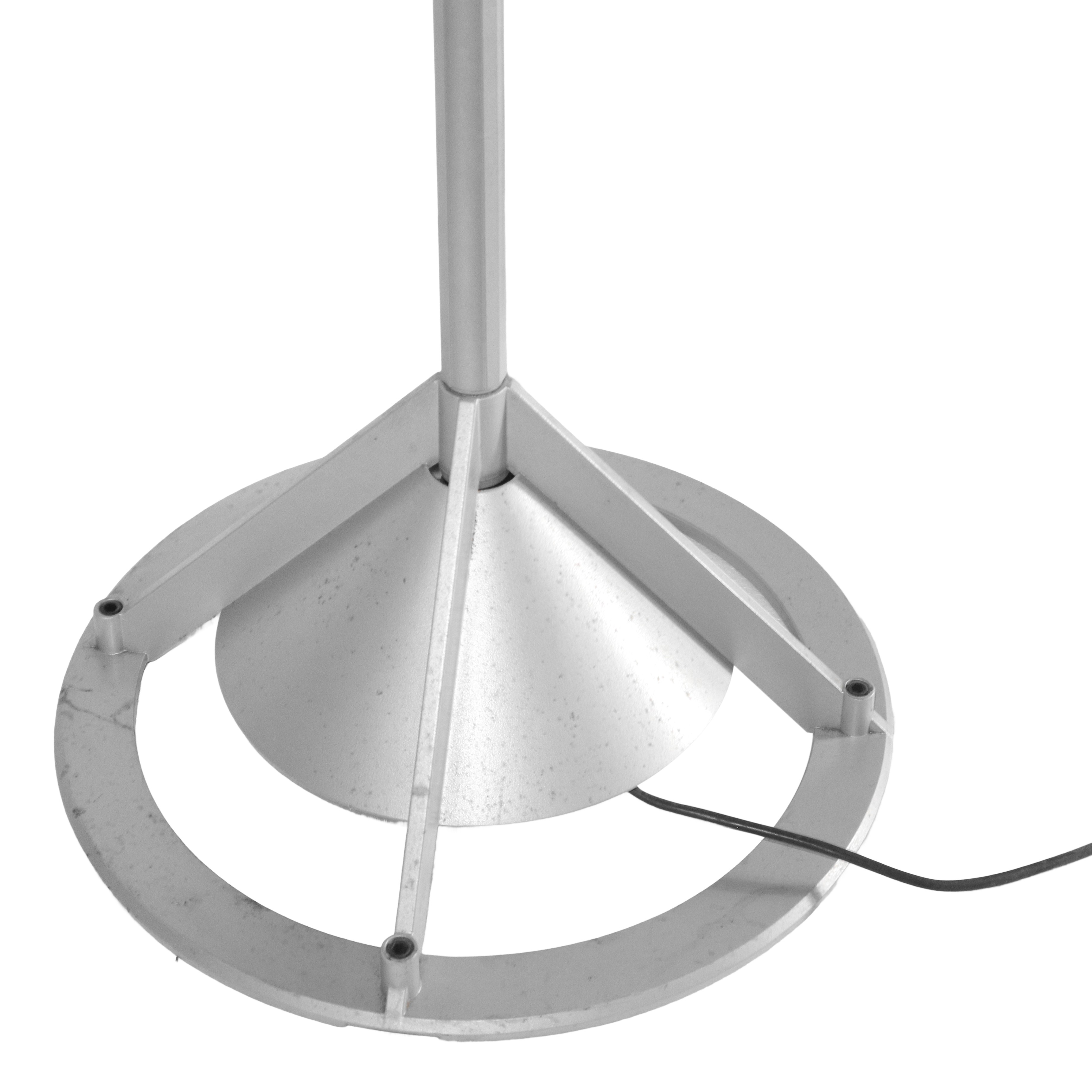 Piantana da terra in metallo grigio