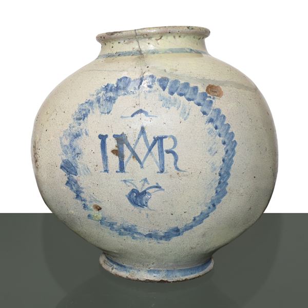 Vaso di Caltagirone in pasta bianca invetriato nei toni dell'azzurro con iniziali sul fronte IMR