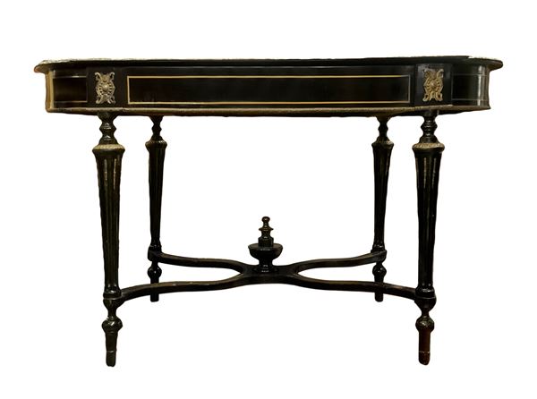 Table in black wood ebonized, center drawer, central inlay brass surface. gilded bronze Applications of outline and bordered brass. Napoleon III. H cm 75x130x70. Very good condition