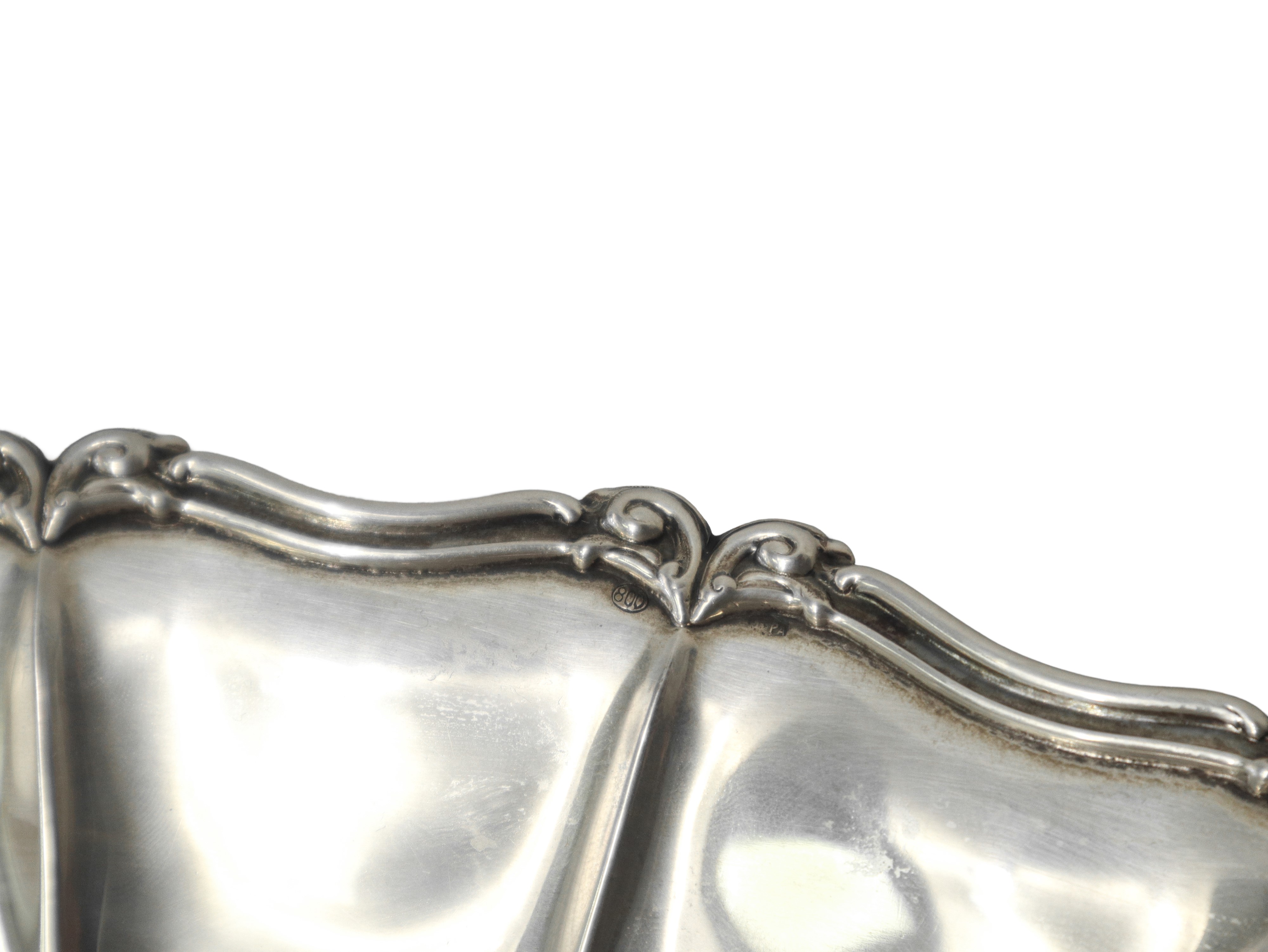 Alzata ovale con prese laterali e bordo smerlato in argento 800