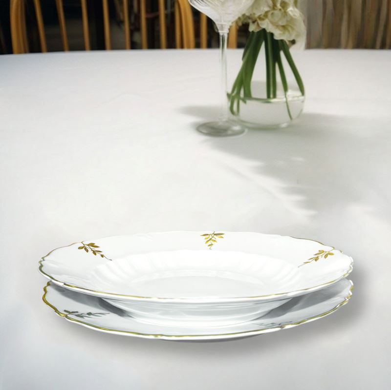 Servizio di piatti da 12 bianco con perfilo dorato e decoro a foglie dorato