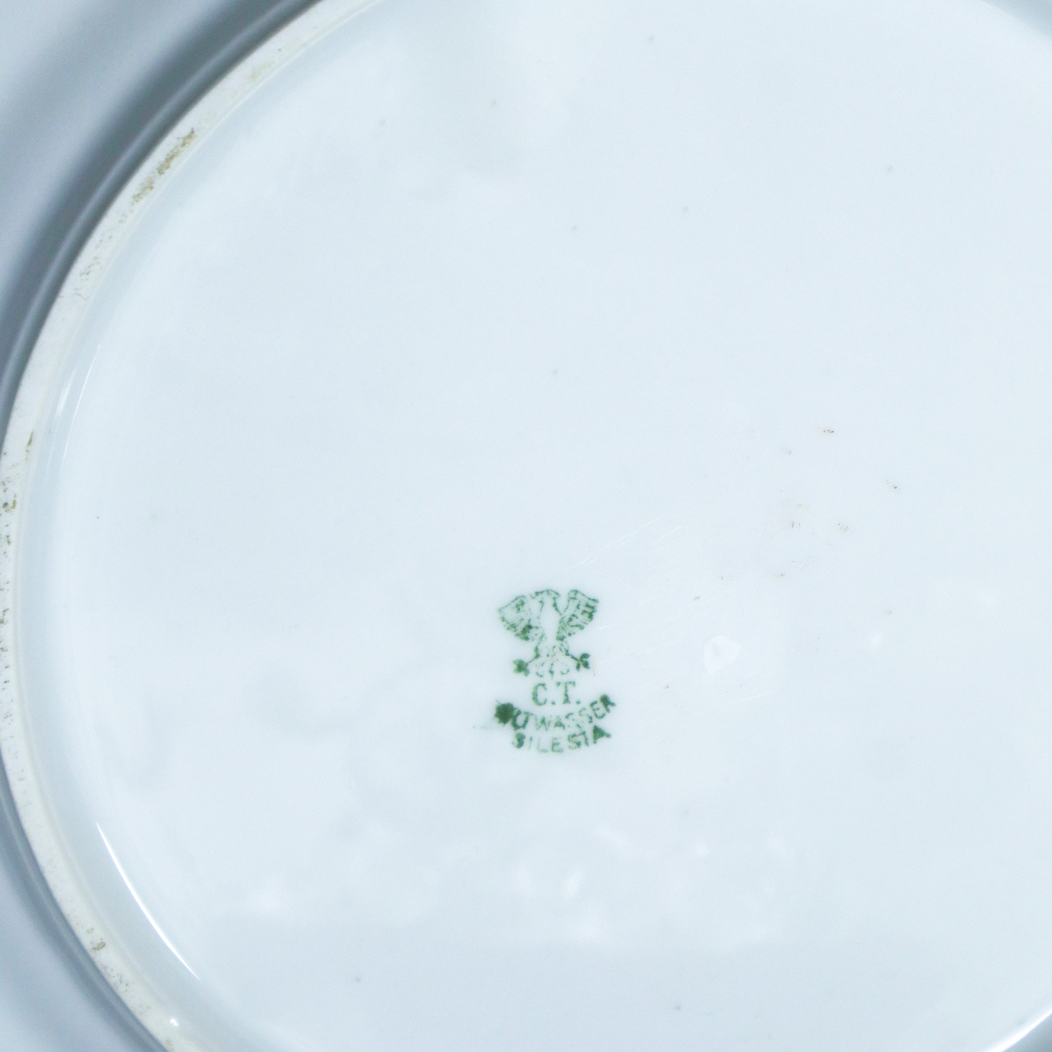 Servizio di piatti da 12 bianco con perfilo dorato e decoro a foglie dorato