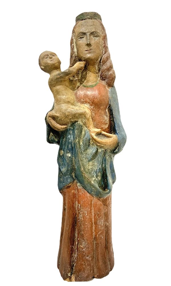 Statua in terracotta policroma raffigurante Madonna con bambino, Toscana, XIX secolo. Nei modi dei primitivi del XIV secolo. H cm 45. Diametro base cm 11. Sbeccata nella base