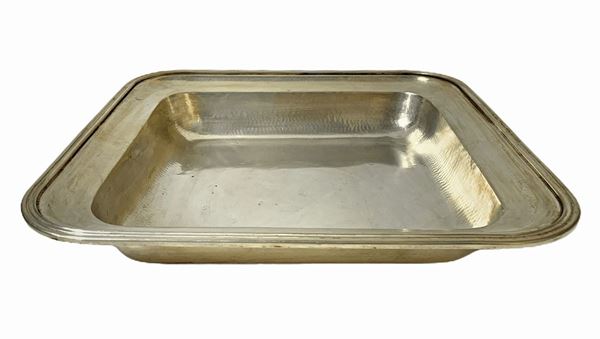 Vassoio in argento 800 di forma quadrata, anni 30. Gr 1050. H cm 5x Cm 33,5