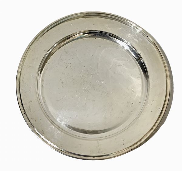 Vassoio rotondo in argento 800, XX secolo. Gr 906.Diametro cm 30  1970 Cm 57x37