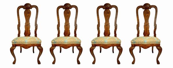 Gruppo di n. 4 sedie con spalliera in legno intarsiato con decori floreali, XX secolo.