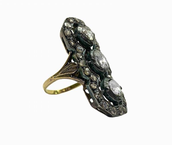 Gold and silver ring 3 large central crowns roses and small roses of diamonds around, mis cm. 3.40