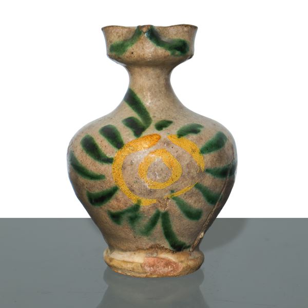 Orciolo in ceramica di Caltagirone invetriato smaltato e dipinto policromo sul fronte