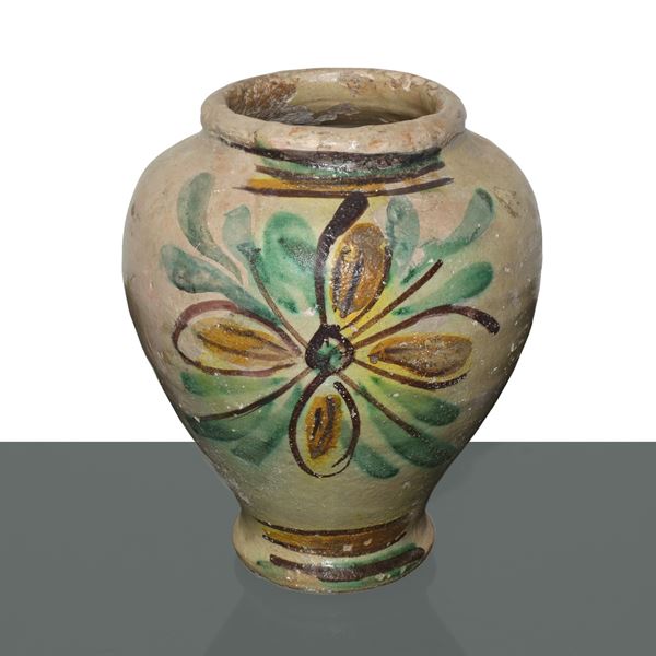 Vaso in ceramica di Caltagirone smaltato e dipinto policromo con fiore sul fronte