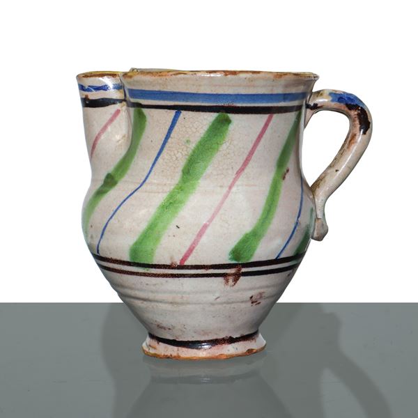 Versatoio con manico  in maiolica di Caltagirone invetriato smaltato e dipinto policromo
