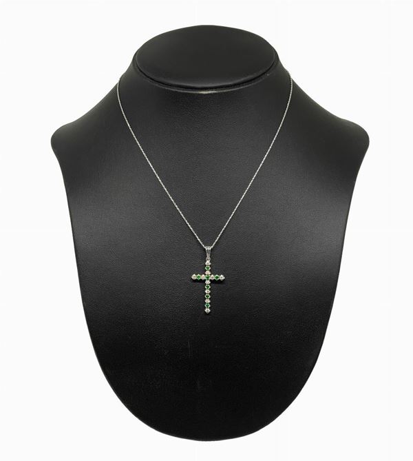 Necklace in white gold cross with emeralds and diamonds. Gr 5.1