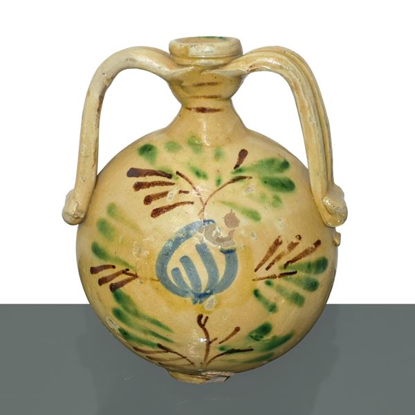 Borraccia in maiolica di Caltagirone invetriata e smaltata con fiore policromo sul fronte