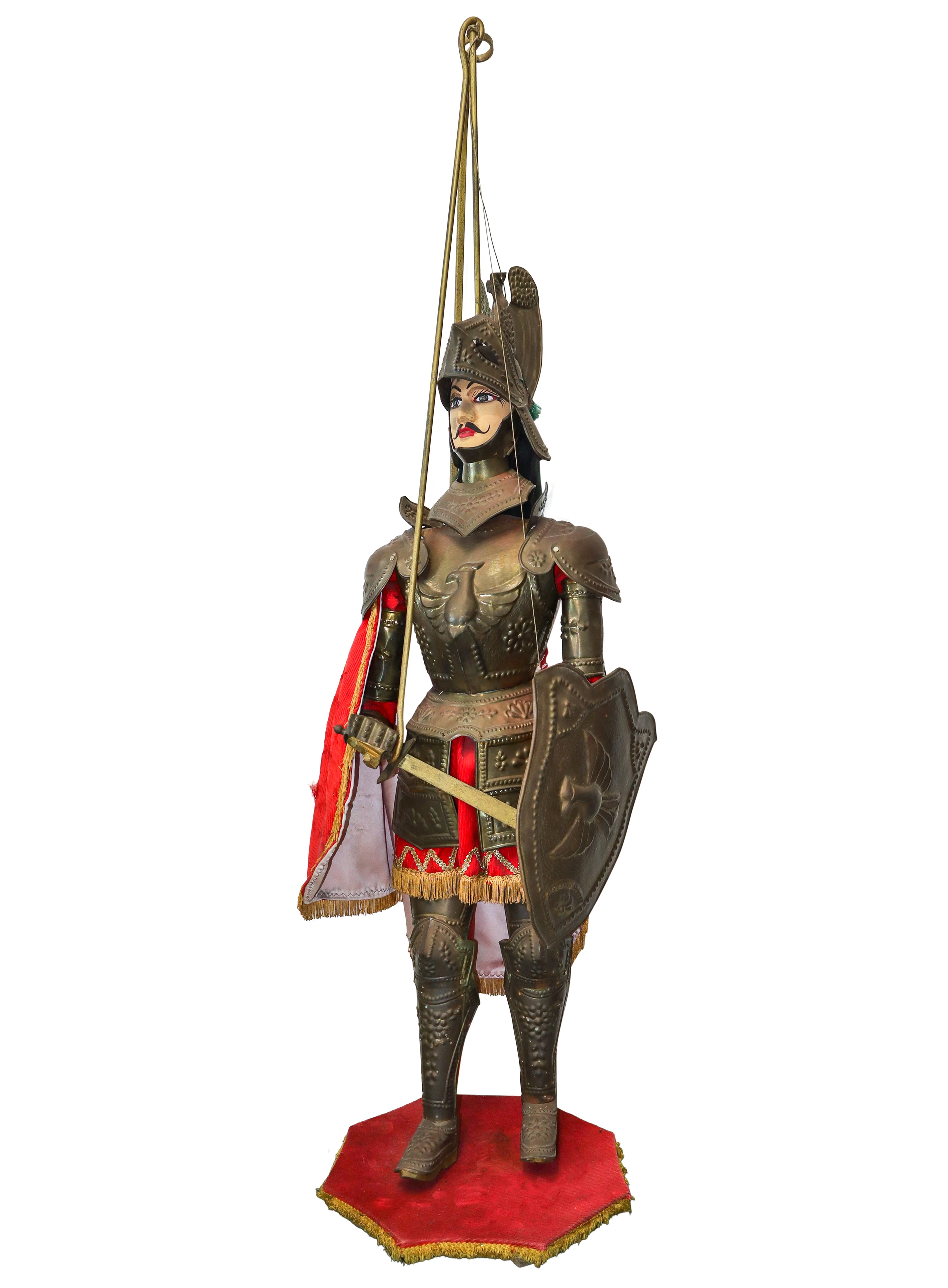 Pupo di Sicilia con armatura in metallo bronzato e vestiti e mantello rosso
