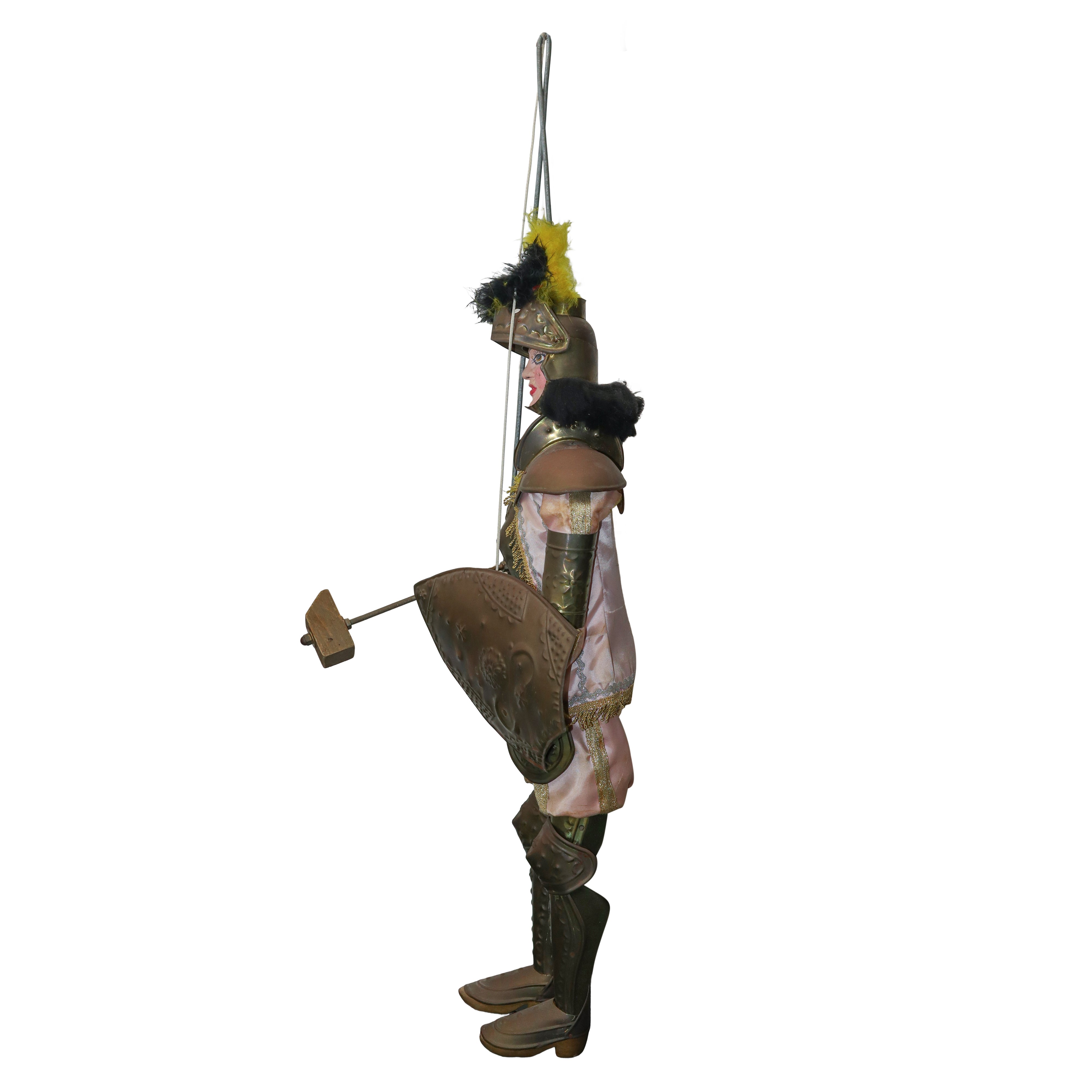 Pupo siciliano con armatura in metallo e vestiti in tessuto rosa