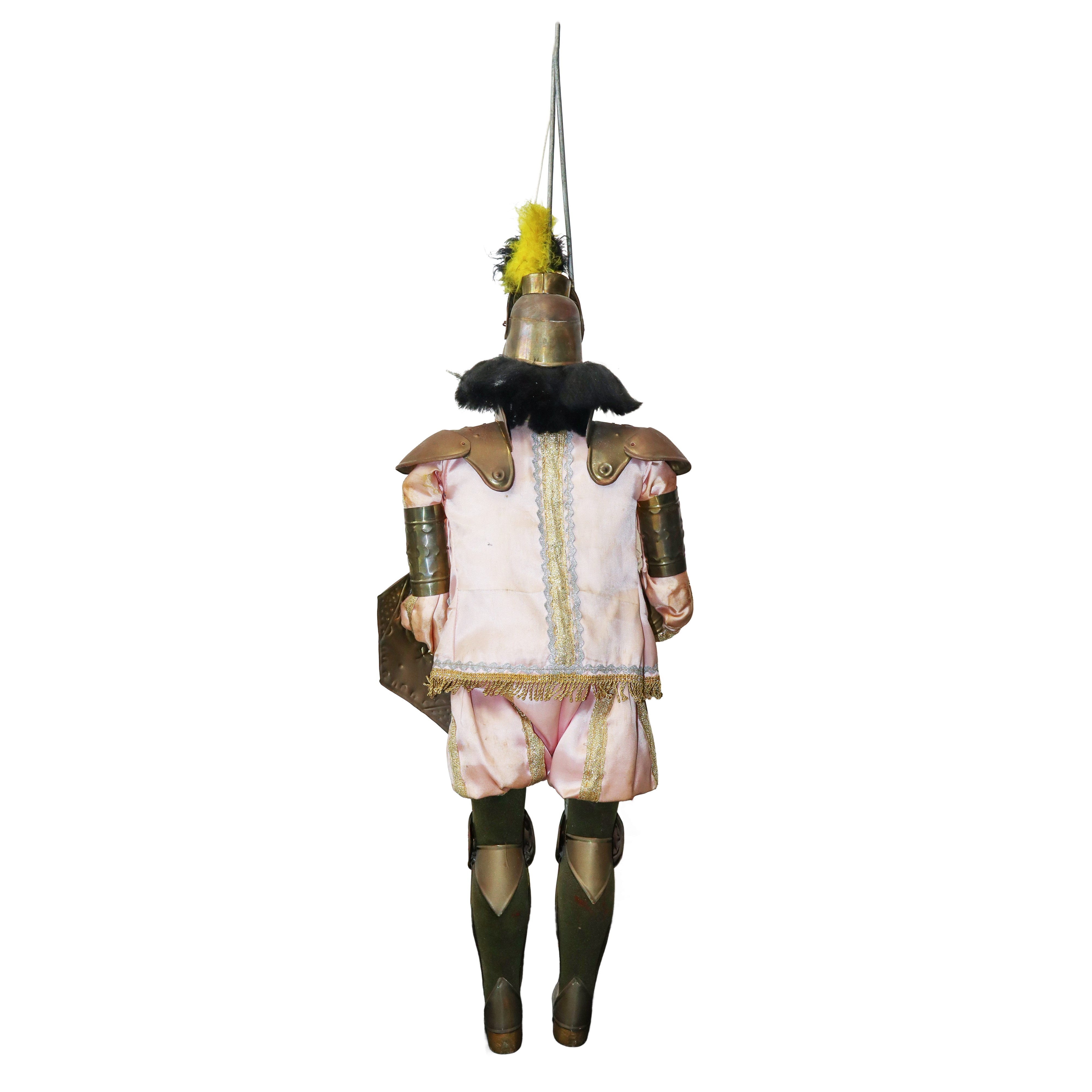 Pupo siciliano con armatura in metallo e vestiti in tessuto rosa