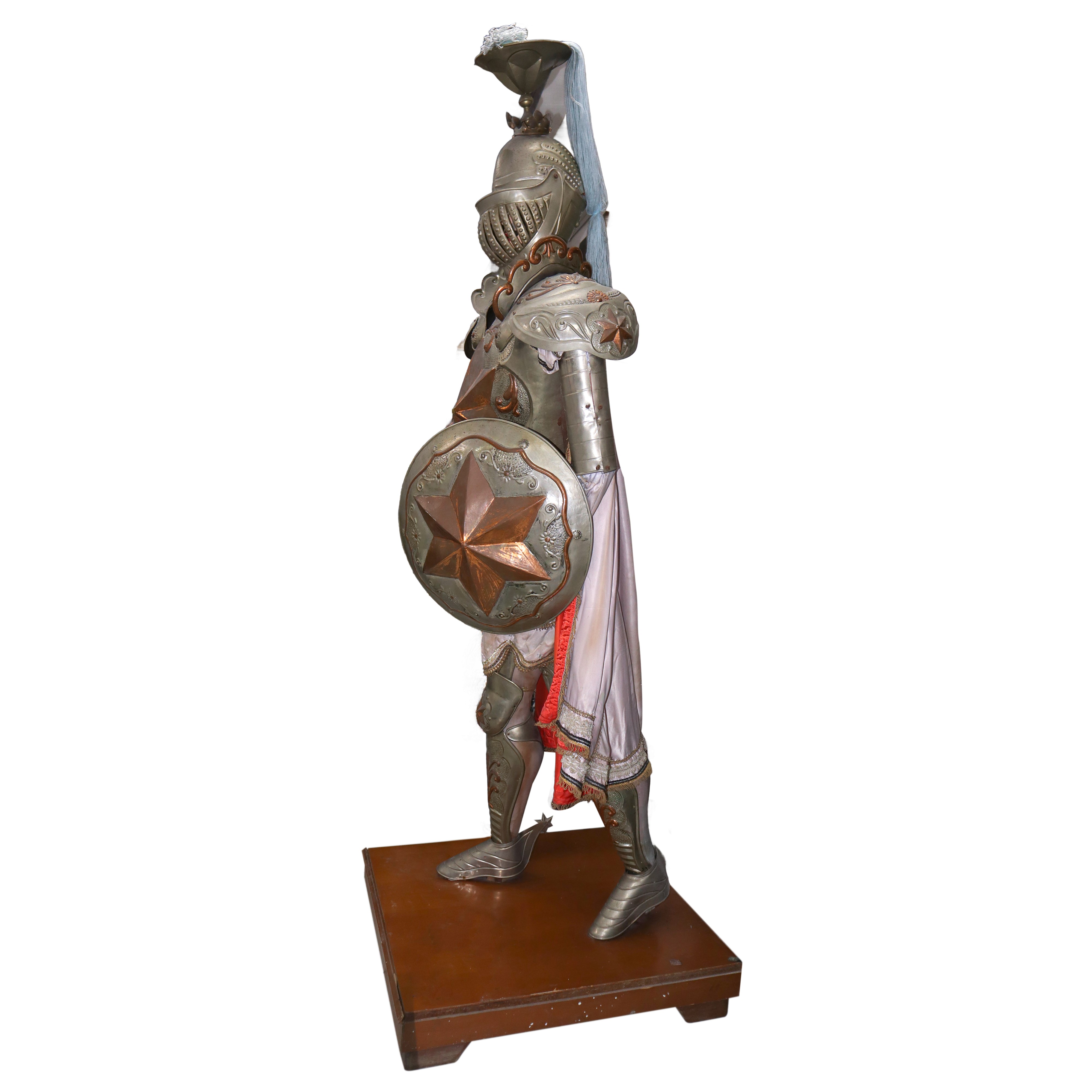 Erminio della stella d'oro: pupo siciliano di grandi dimensioni con armatura argentata e indument...