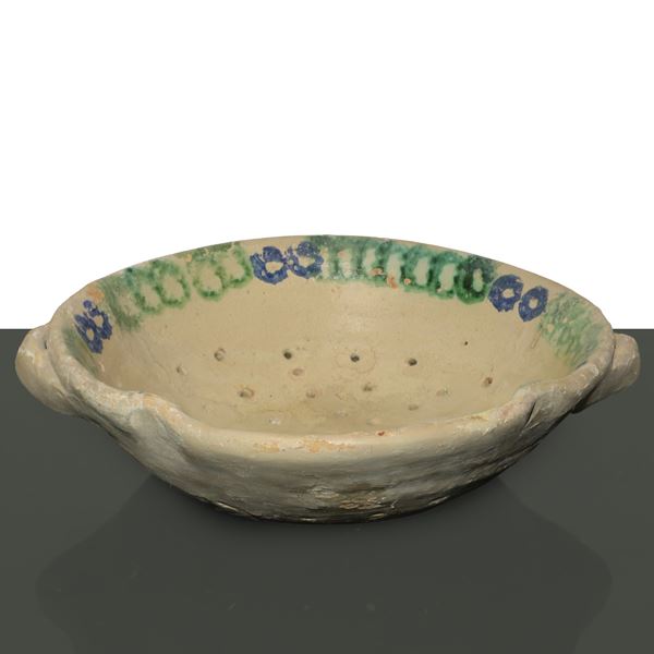Scolapasta in maiolica policroma di Caltagirone