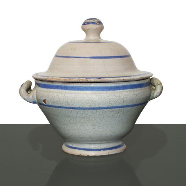 Zuppiera in ceramica policroma di Caltagirone, con decori nei toni del magenta
