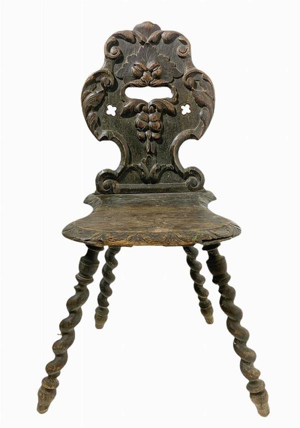 Sedia/sgabello ligneo intagliato, XIX secolo. H cm 95 x 42