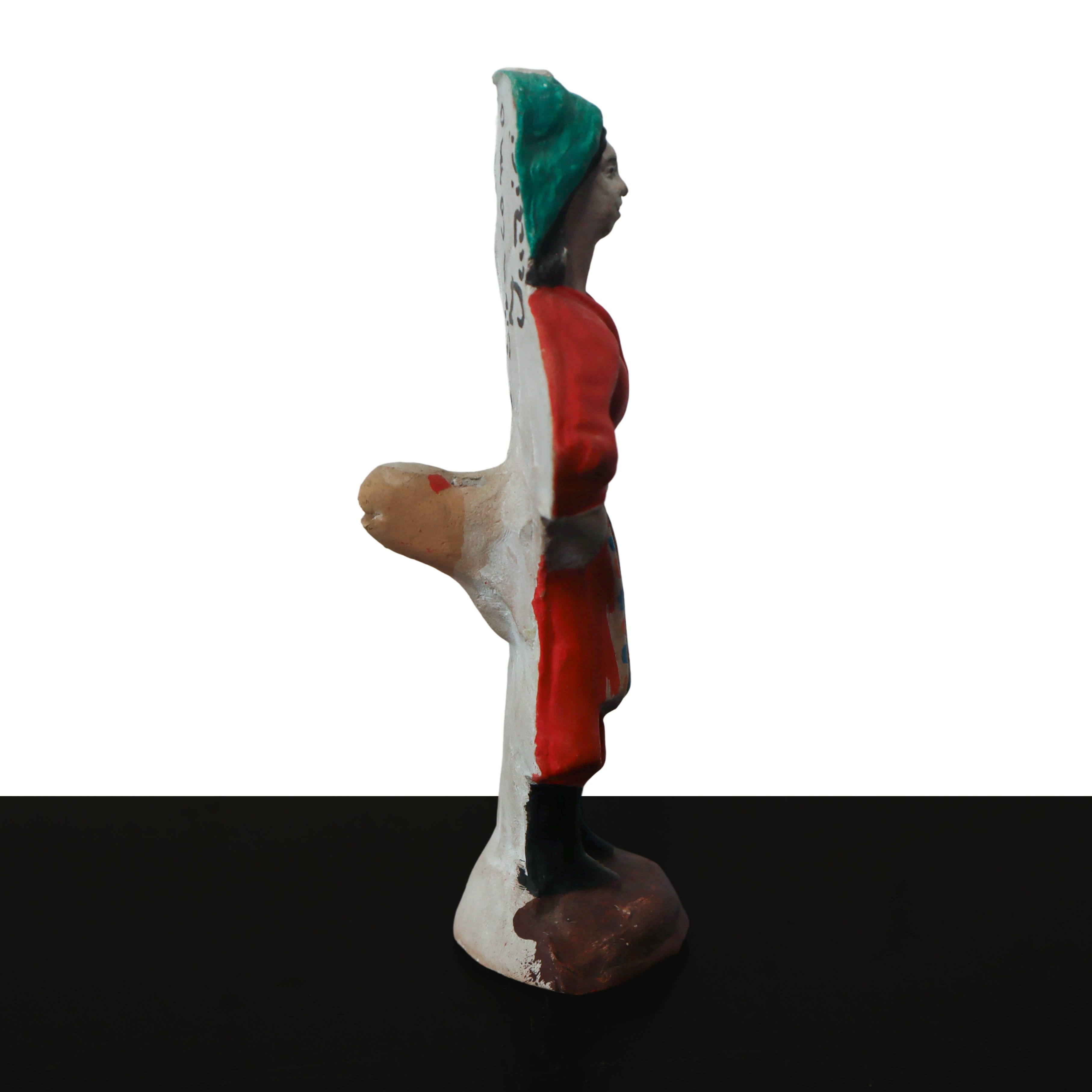 Fischietto , donna in abito rosso e cappello