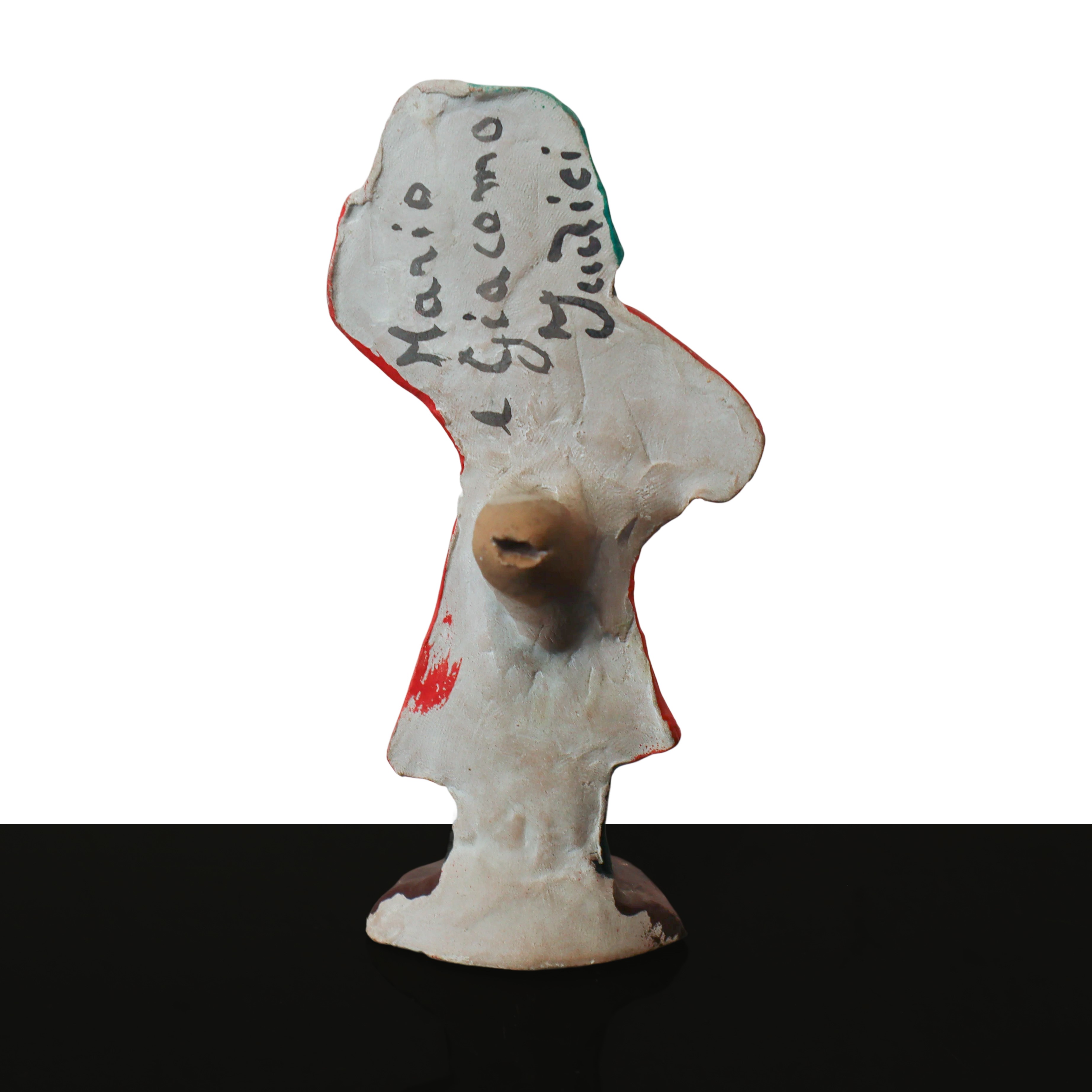 Fischietto , donna in abito rosso e cappello