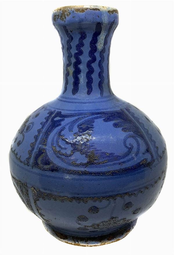 Bottiglia di Caltagirone a smalto azzurro con decori blu con motivi albisolesi. XVII secolo. cm 22