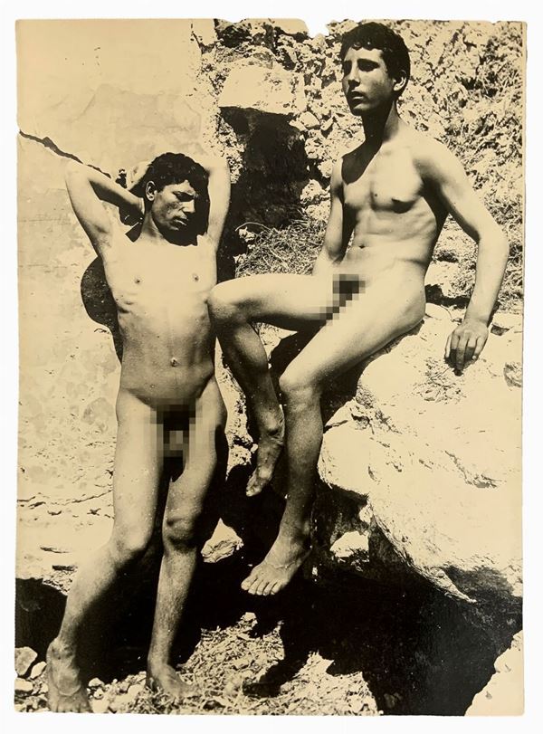 Wilhelm von Gloeden (1856-1931), foto raffigurante nudo di due ragazzi. Numerata sul retro 1117. Cm 20,9x15. Foto tarda su lastra originale di Von Gloeden

"Wilhelm Von Gloeden fu un fotografo di origine tedesca che passò parte della sua vita in Sicilia, nello specifico a Taormina, città che scelse come seconda casa. Furono i problemi di salute giovanili a portarlo nella penisola. Nello specifico la scelta di Taormina è legata all’ideale onirico della Sicilia che il fotografo sprigiona nella s